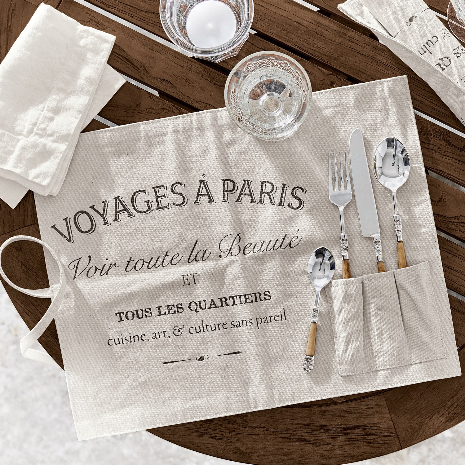 Set de 2 manteles individuales Voyage Mantel de lino beige con impresión francesa y bolsillos para cubiertos sobre mesa de madera