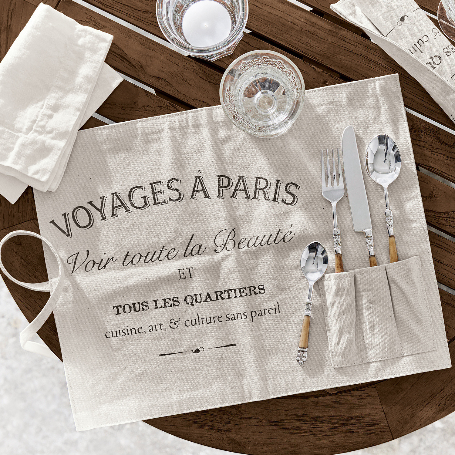 Set de 2 manteles individuales Voyage Mantel de lino beige con impresión francesa y bolsillos para cubiertos sobre mesa de madera