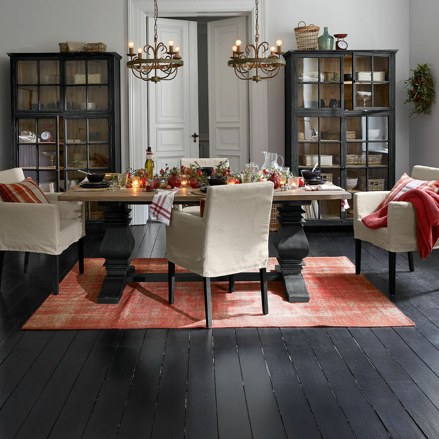 Alfombra Yalora Comedor con mesa de madera y sillas beige sobre alfombra roja, estilo rústico acogedor