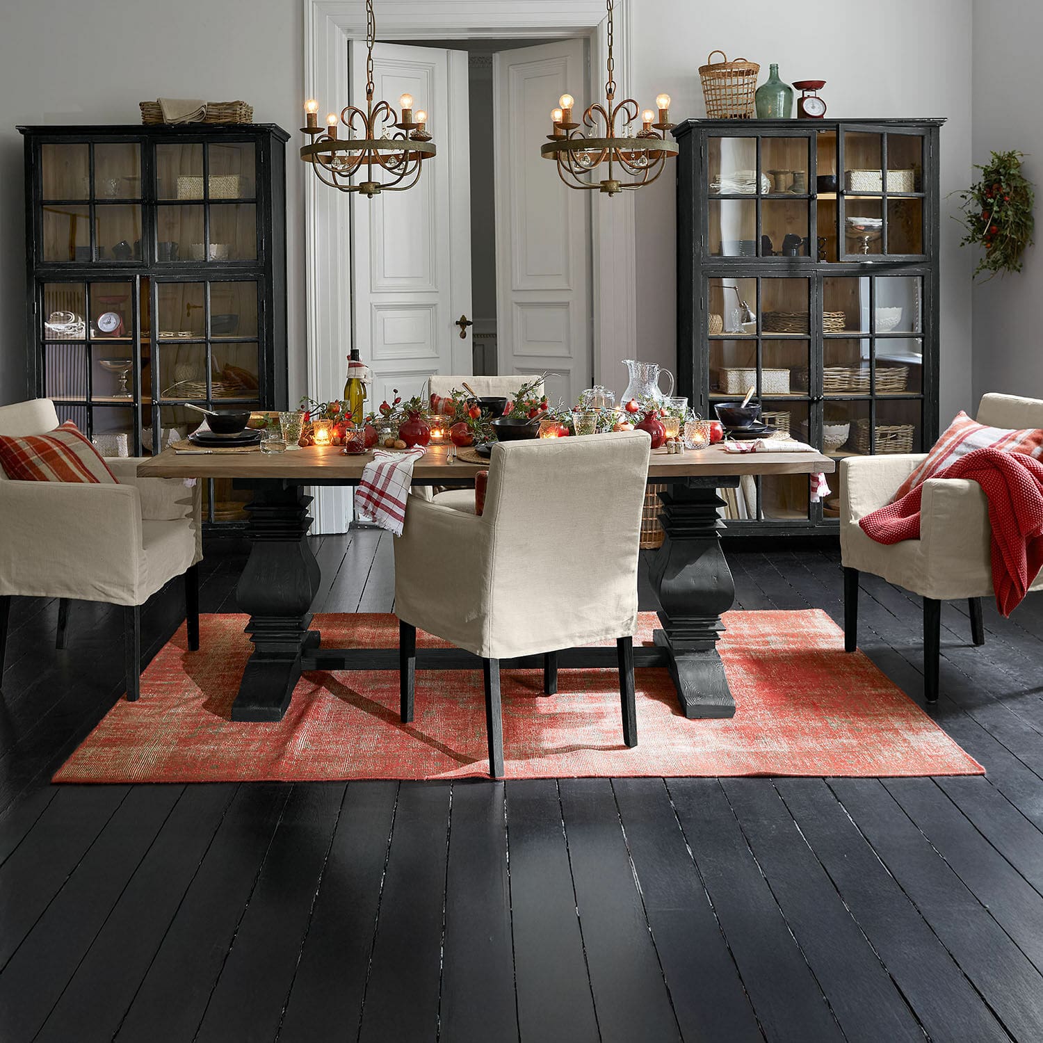 Alfombra Yalora Comedor con mesa de madera y sillas beige sobre alfombra roja, estilo rústico acogedor