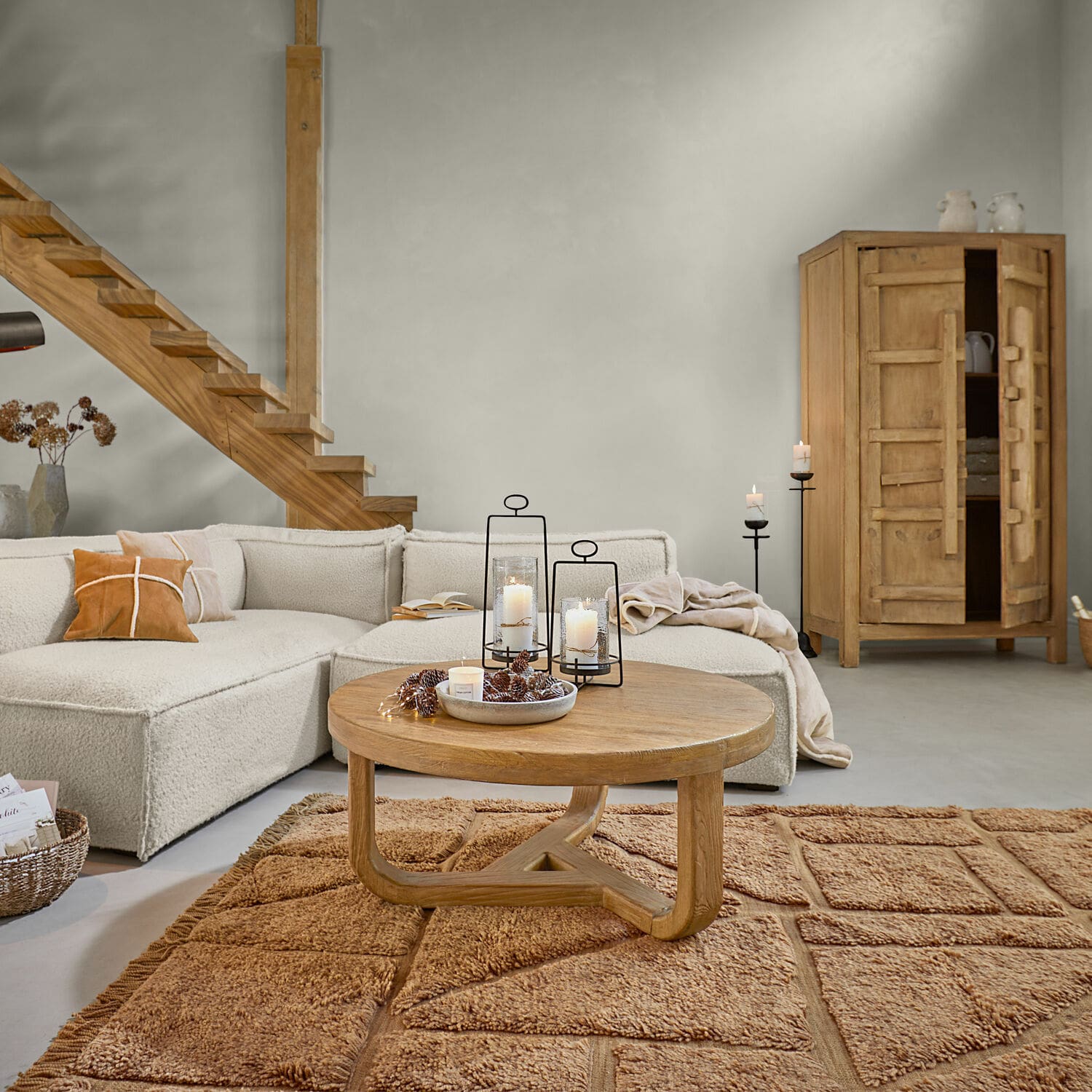 Alfombra Volemar Salón moderno con sofá beige, mesa de centro de madera y alfombra marrón cálida para ambiente acogedor