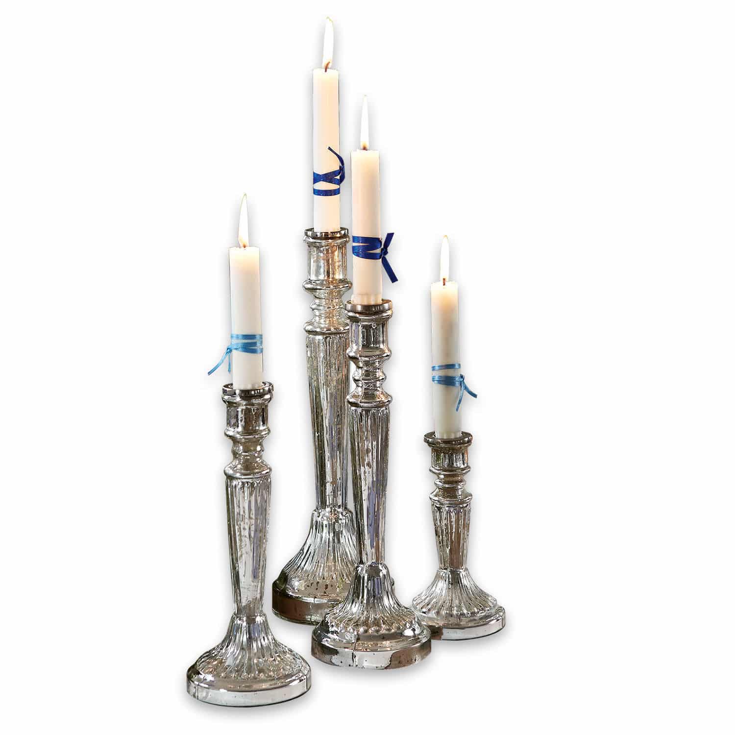 Set de 4 candeleros Selby Conjunto de cuatro candelabros plateados con velas blancas y lazos azules para decoración interior