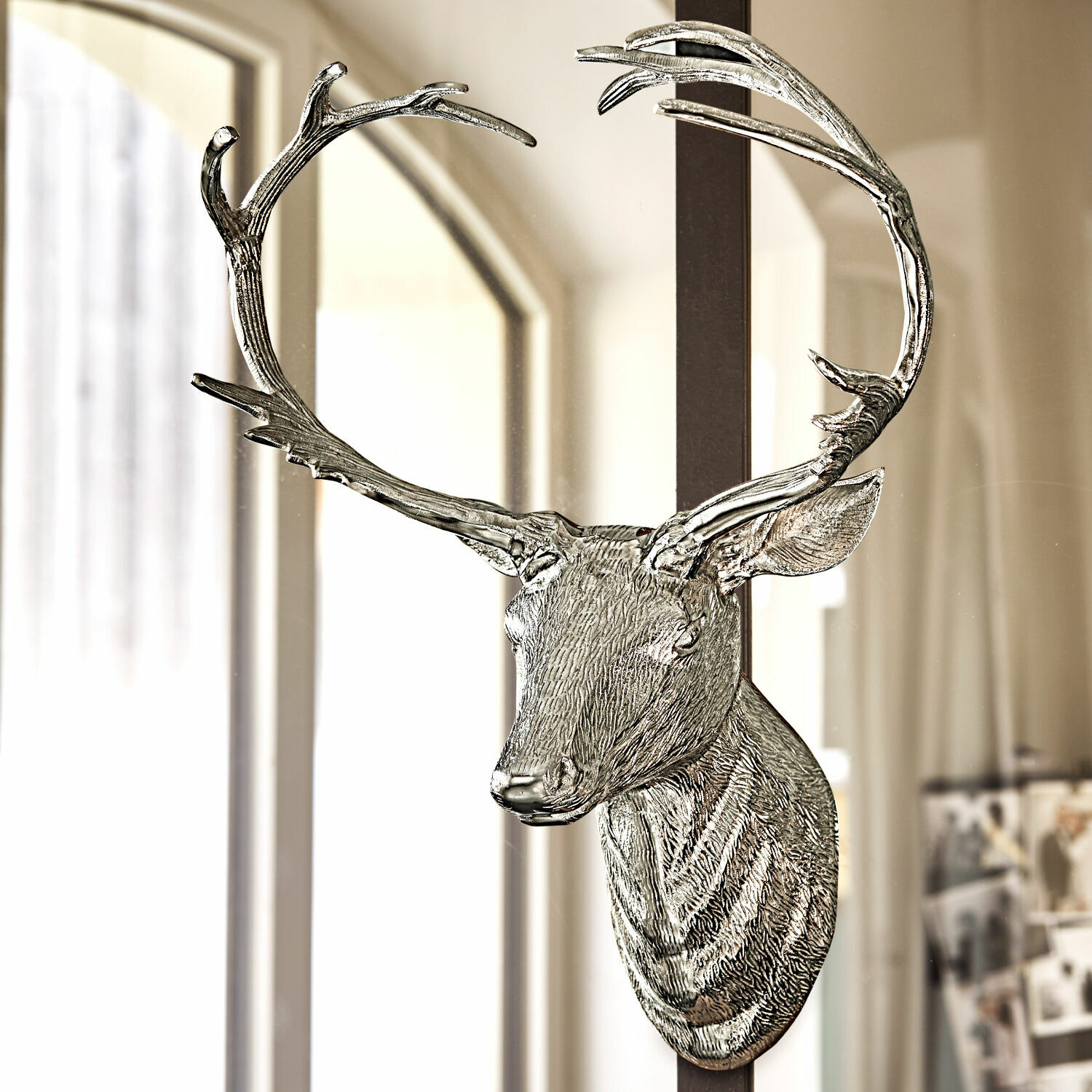 Cornamenta de ciervo decorativa Amirak Decoración de pared plateada de metal con cabeza de ciervo y cuernos para interiores modernos
