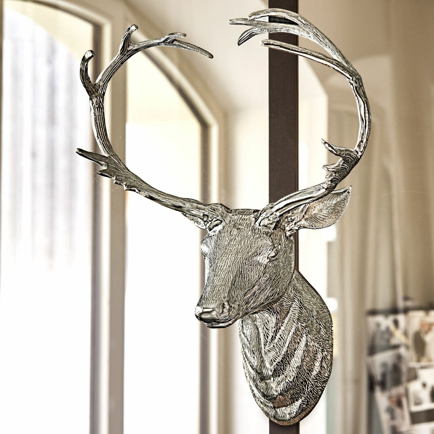 Cornamenta de ciervo decorativa Amirak Decoración de pared plateada de metal con cabeza de ciervo y cuernos para interiores modernos