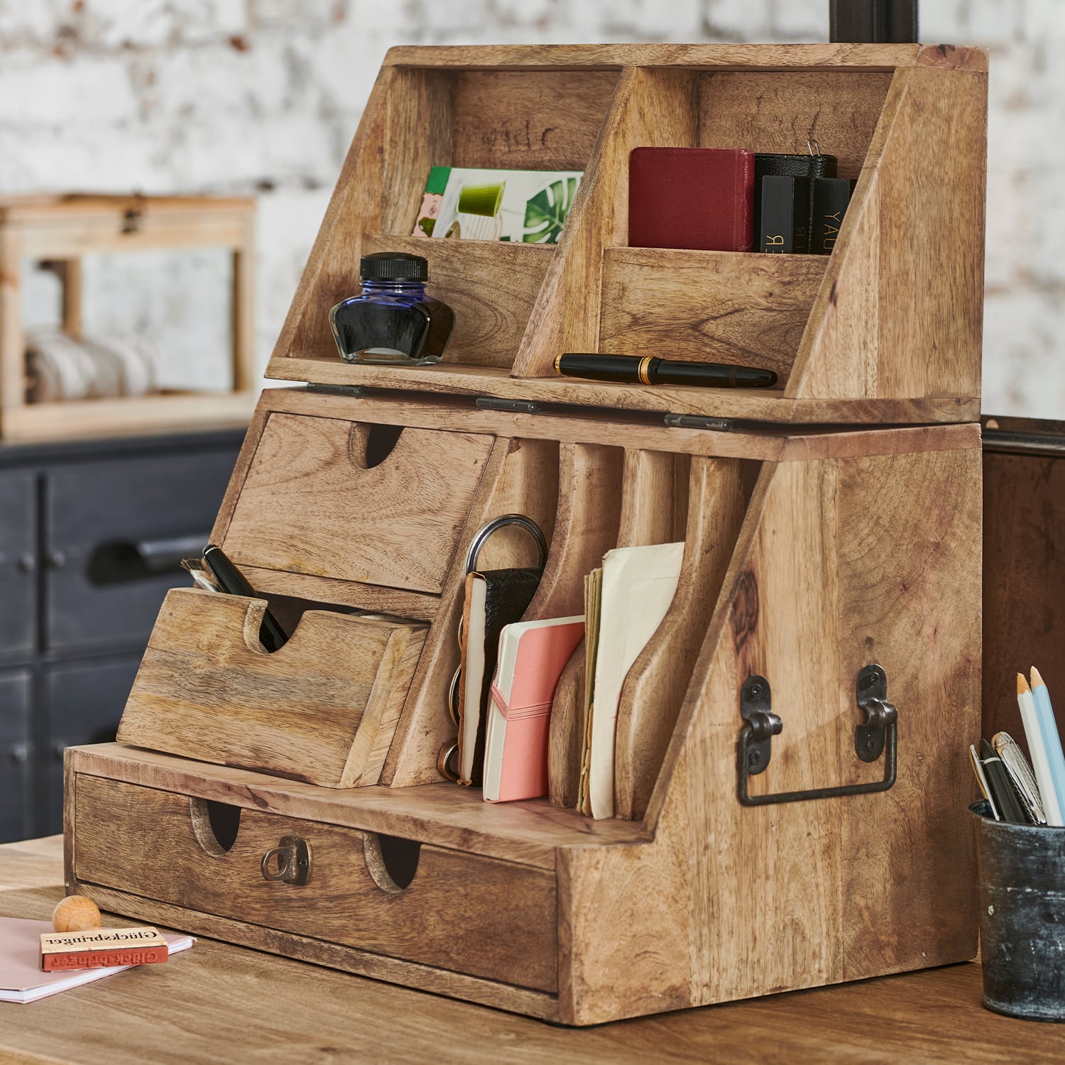 Organizador de escritorio de madera con cajones y compartimentos para documentos y útiles de escritura