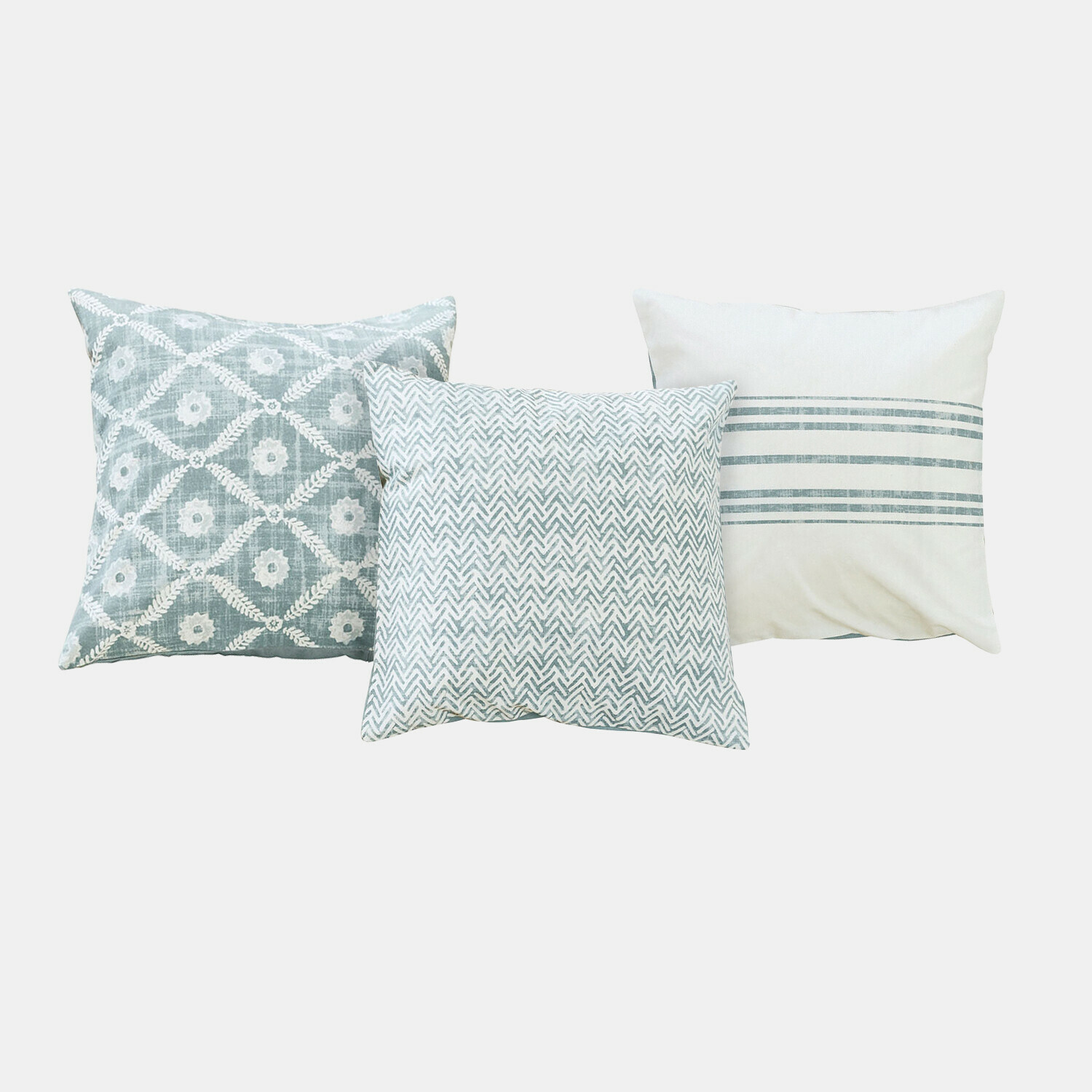 Conjunto de tres cojines decorativos de algodón en tonos gris y blanco con diferentes patrones para sala