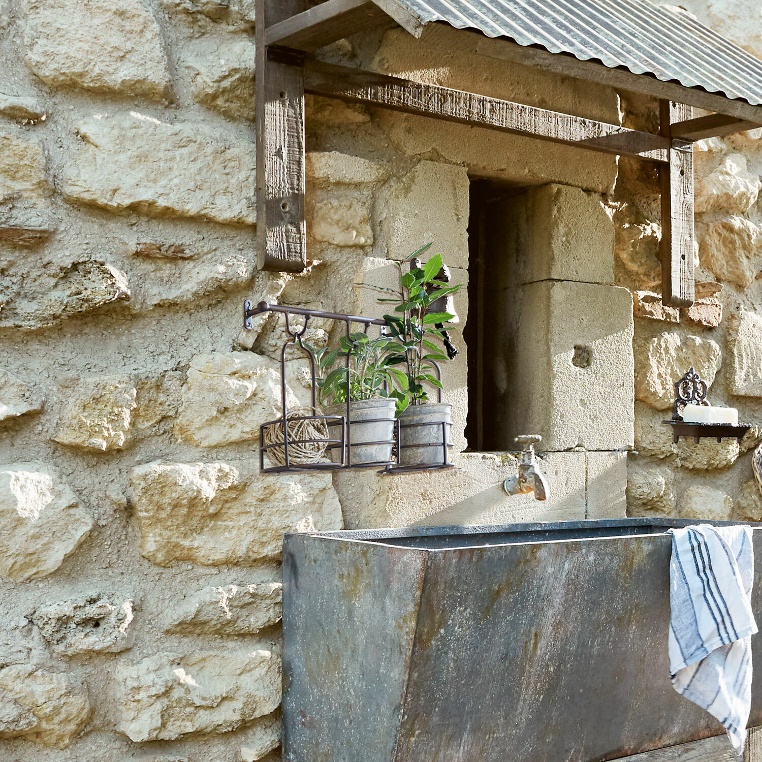 Estante de pared con cestas para plantas Hemente