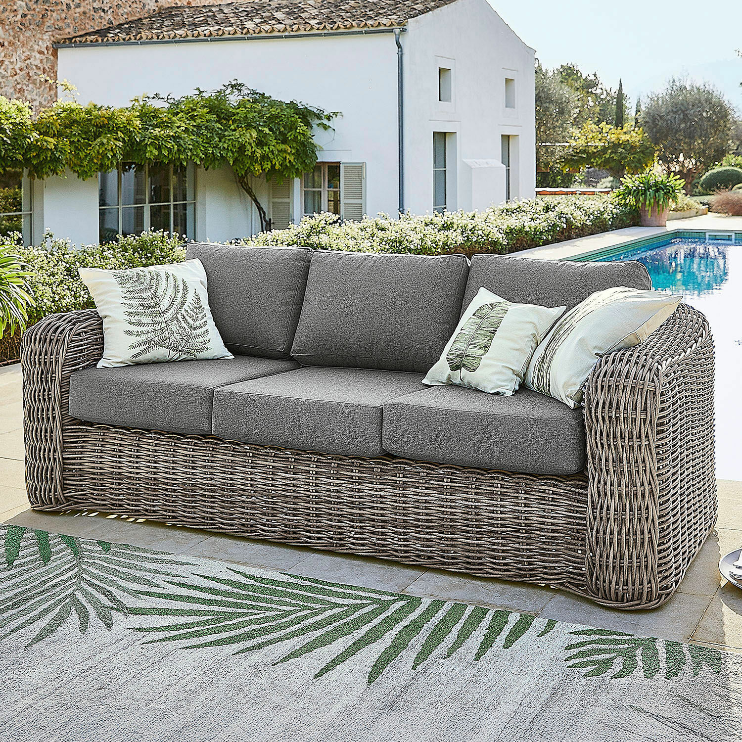 Sofá Upminster Sofá de jardín de mimbre gris con cojines grises y cojines decorativos con motivos de hojas verdes