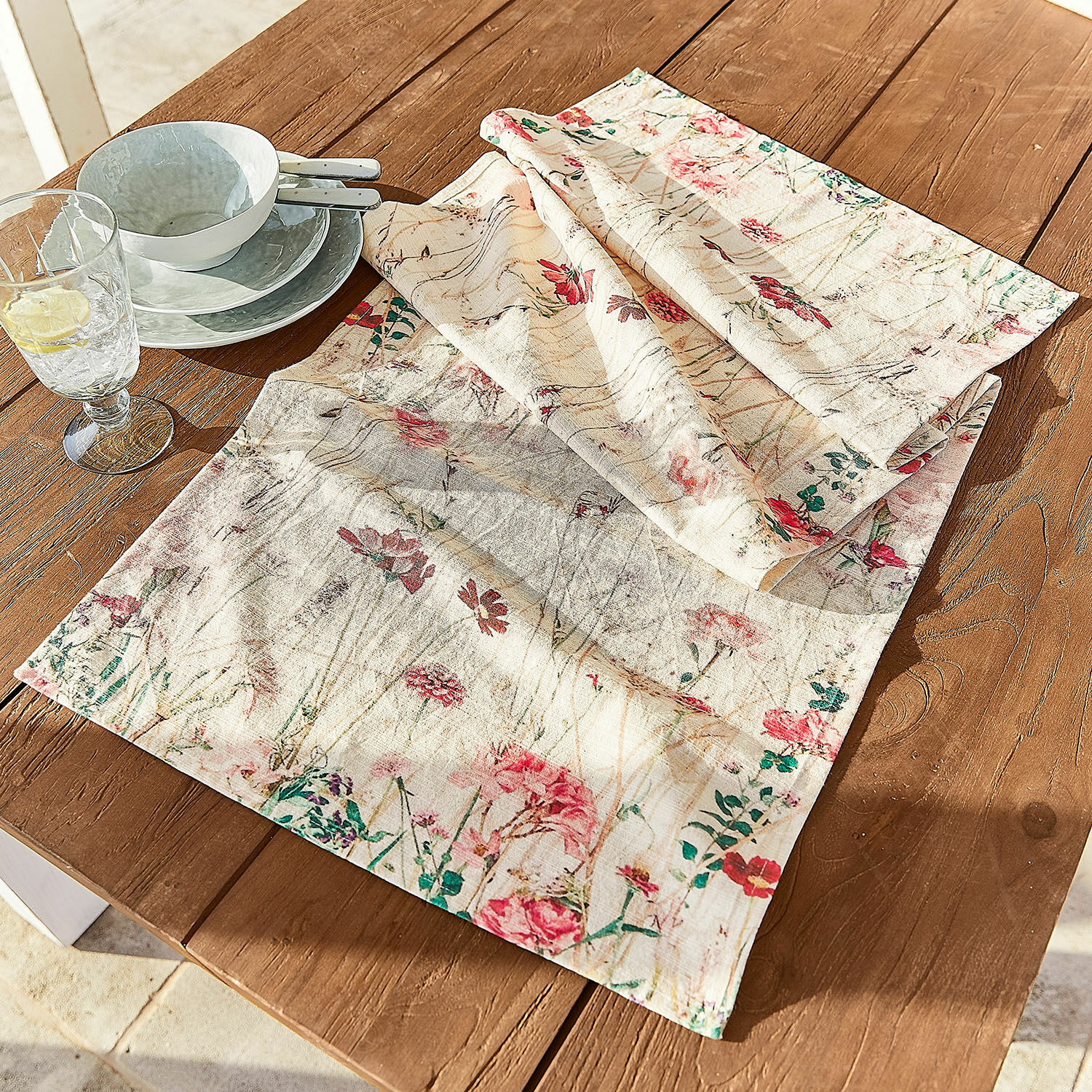 Camino de mesa Briovene Mantel de lino color crema con diseño floral sobre mesa de madera para decoración de mesa