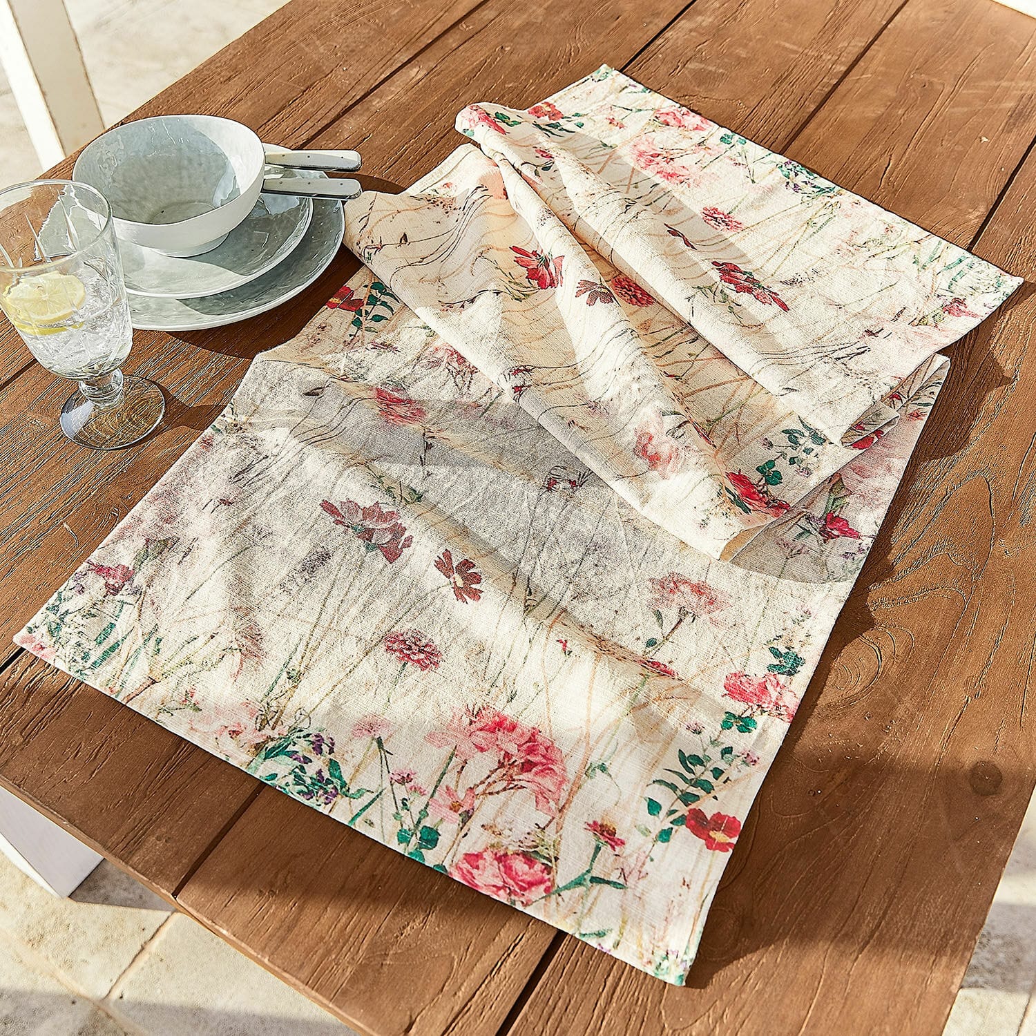 Camino de mesa Briovene Mantel de lino color crema con diseño floral sobre mesa de madera para decoración de mesa