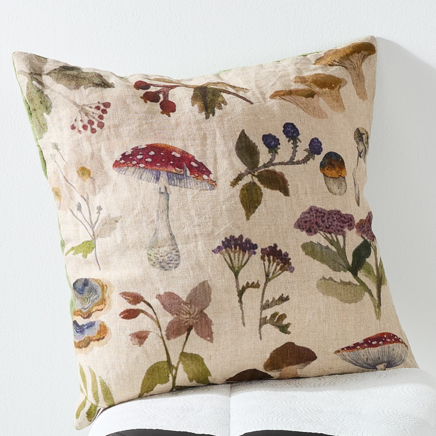 Cojín de lino con estampado de setas y flores en colores naturales para decoración del hogar