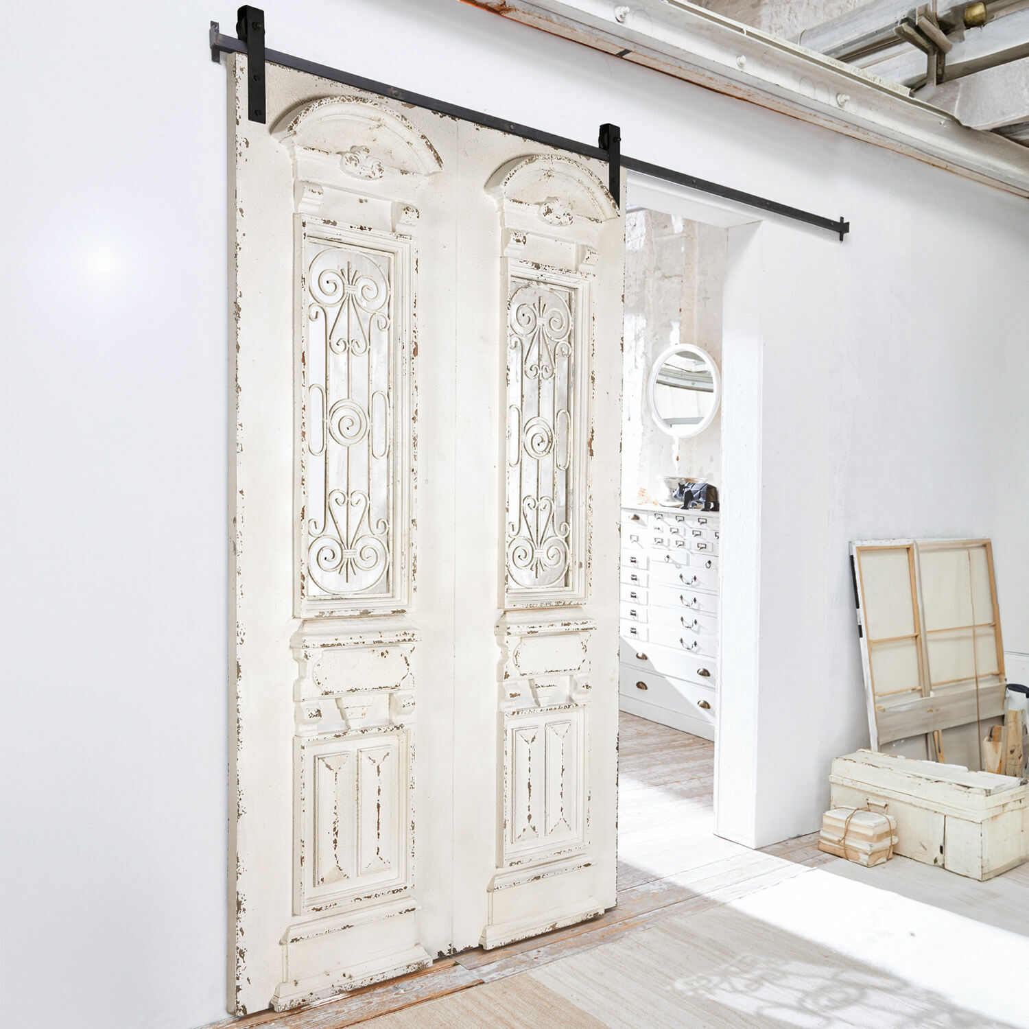 Puerta corredera Maltano Puerta corredera blanca de madera envejecida con detalles metálicos decorativos para interiores vintage