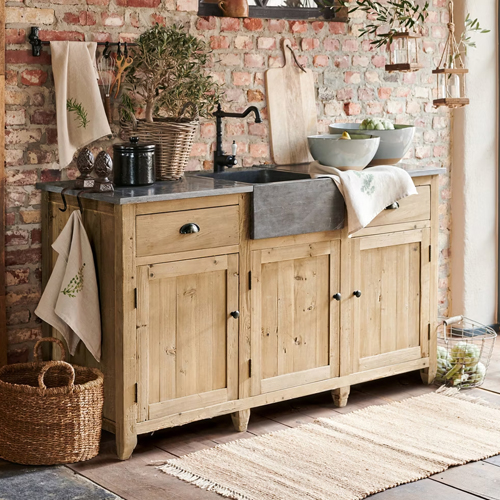 Aparador de cocina de madera con fregadero de hormigón y grifo negro, estilo rústico con colores naturales