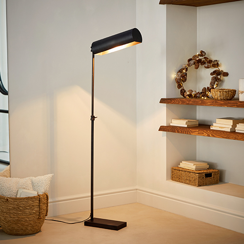 Lámpara de pie negra de metal con pantalla ajustable en interior moderno con estantes de madera