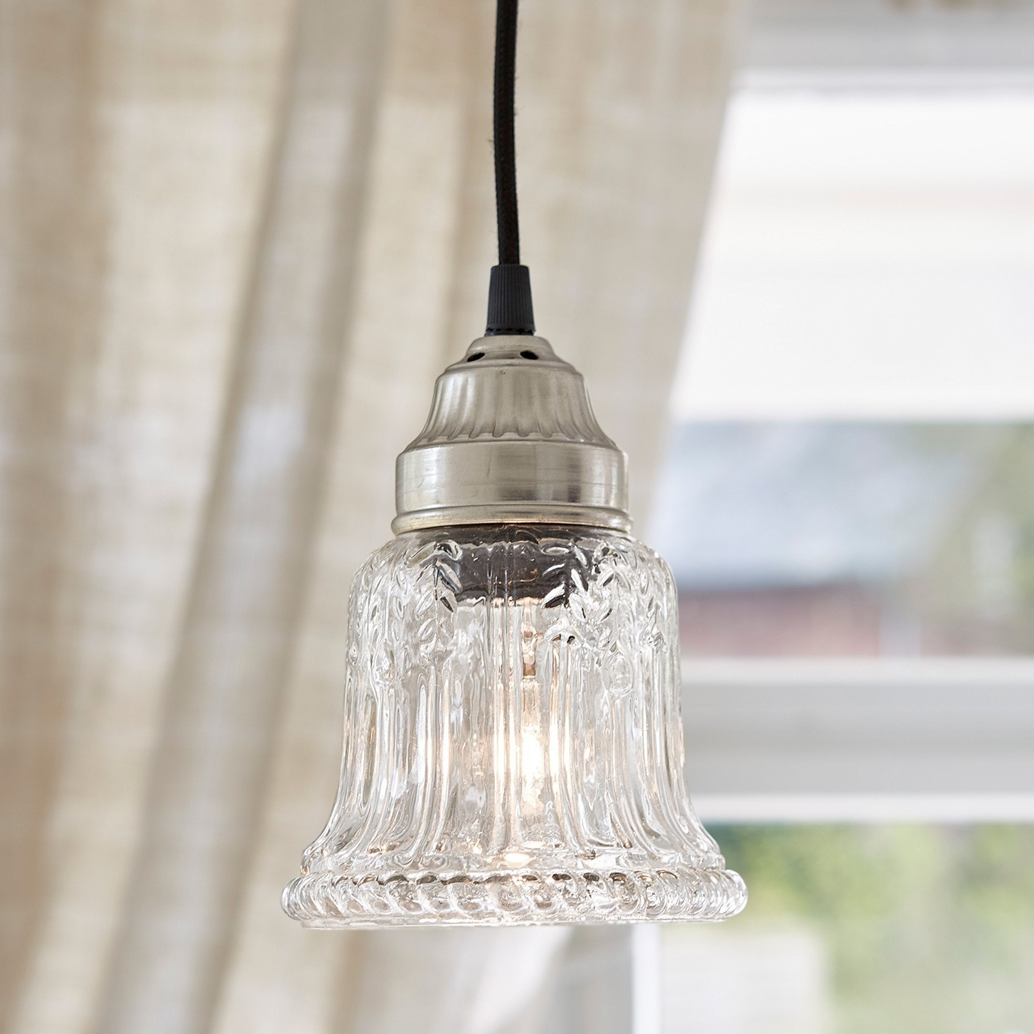 Lámpara colgante Brandy, Bonito relieve sobre vidrio, Estilo industrial, Florón de hierro, cable recubierto de tela en claro