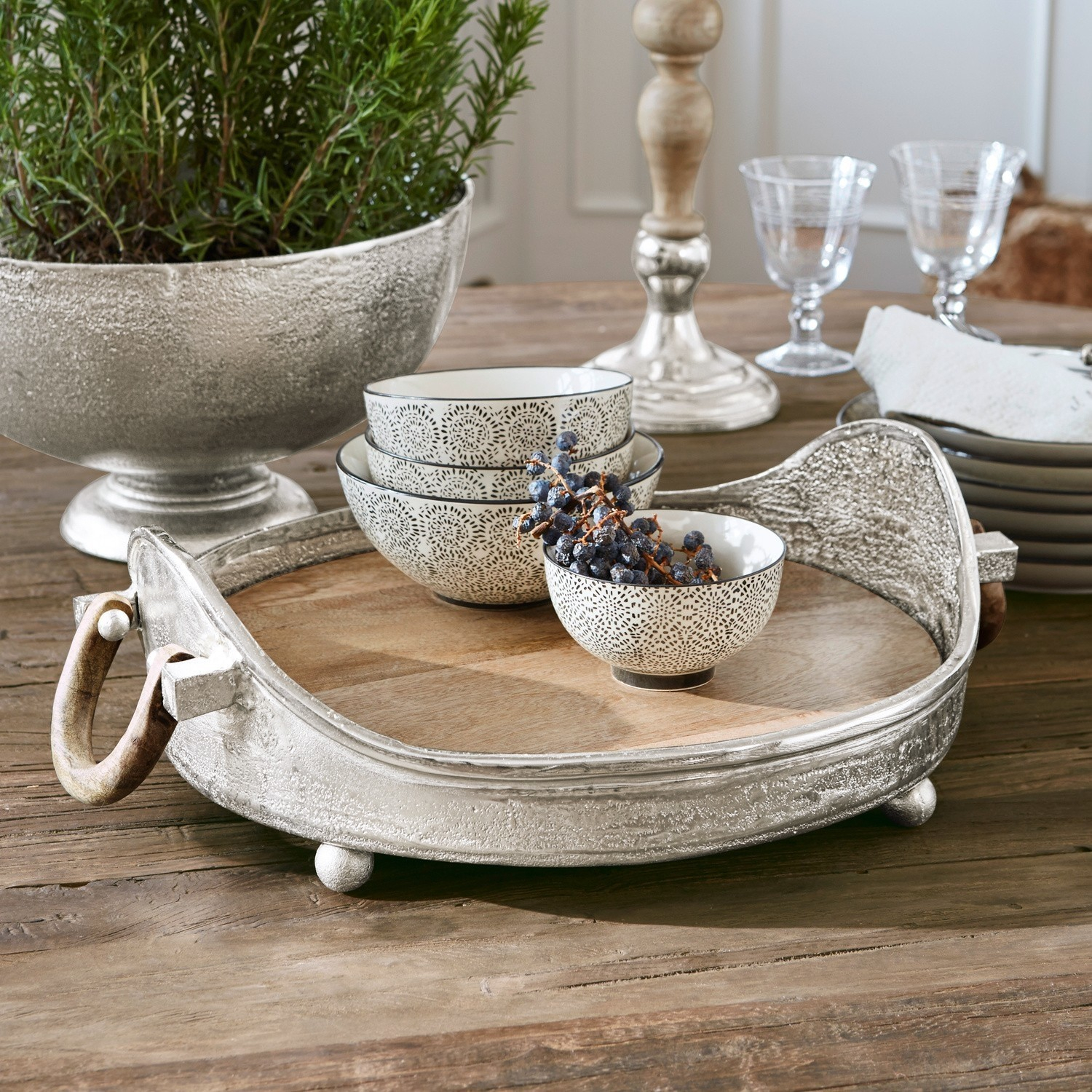 Bandeja Louvil, De aluminio niquelado y madera de mango, Sofisticada mezcla de materiales, Decora la mesa con estilo en plata
