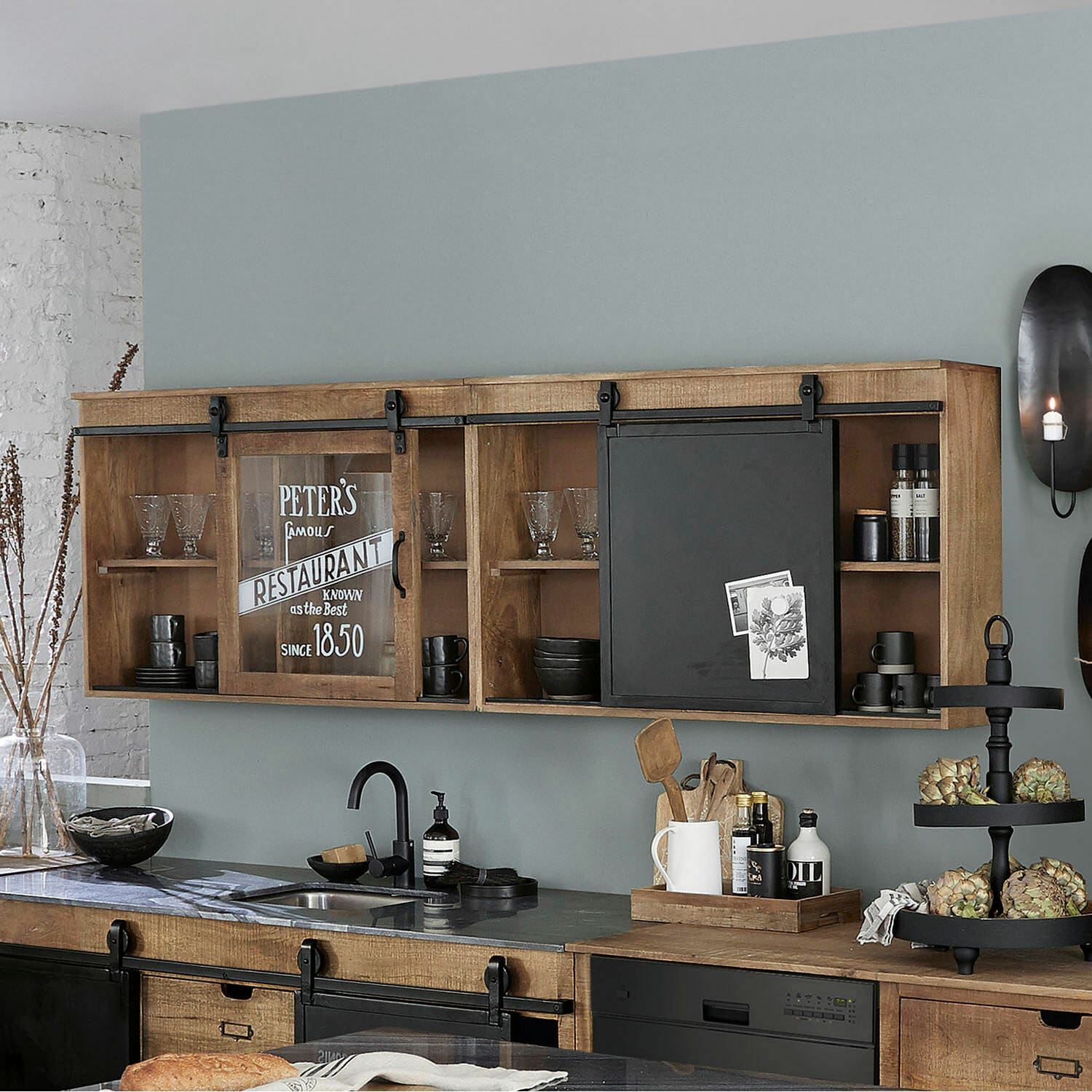 Set de 2 armarios de pared Oakland, Madera de mango con superficie aserrada rugosa, Puertas correderas de hierro y cristal, Mucho espacio de 