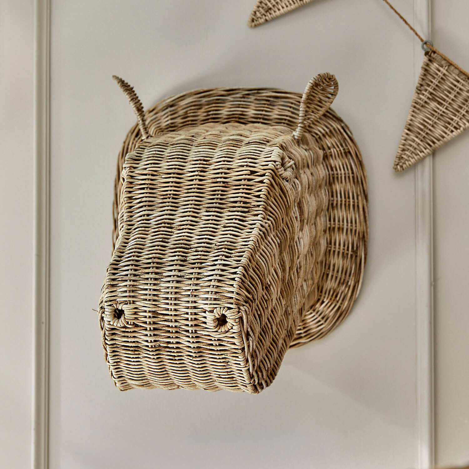 Decoración de pared Wibbelu, Ratán tejido a mano, Objeto de pared decorativo. en marrón