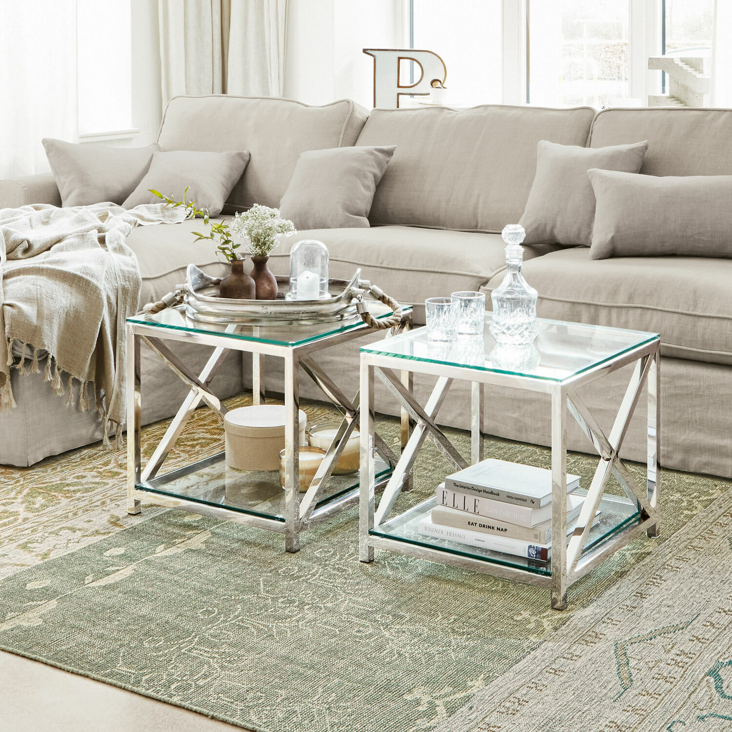 Mesa auxiliar Stamford, Acero inoxidable de alto brillo, Con dos robustos tableros de cristal, Elegancia atemporal y sencilla en plata/claro
