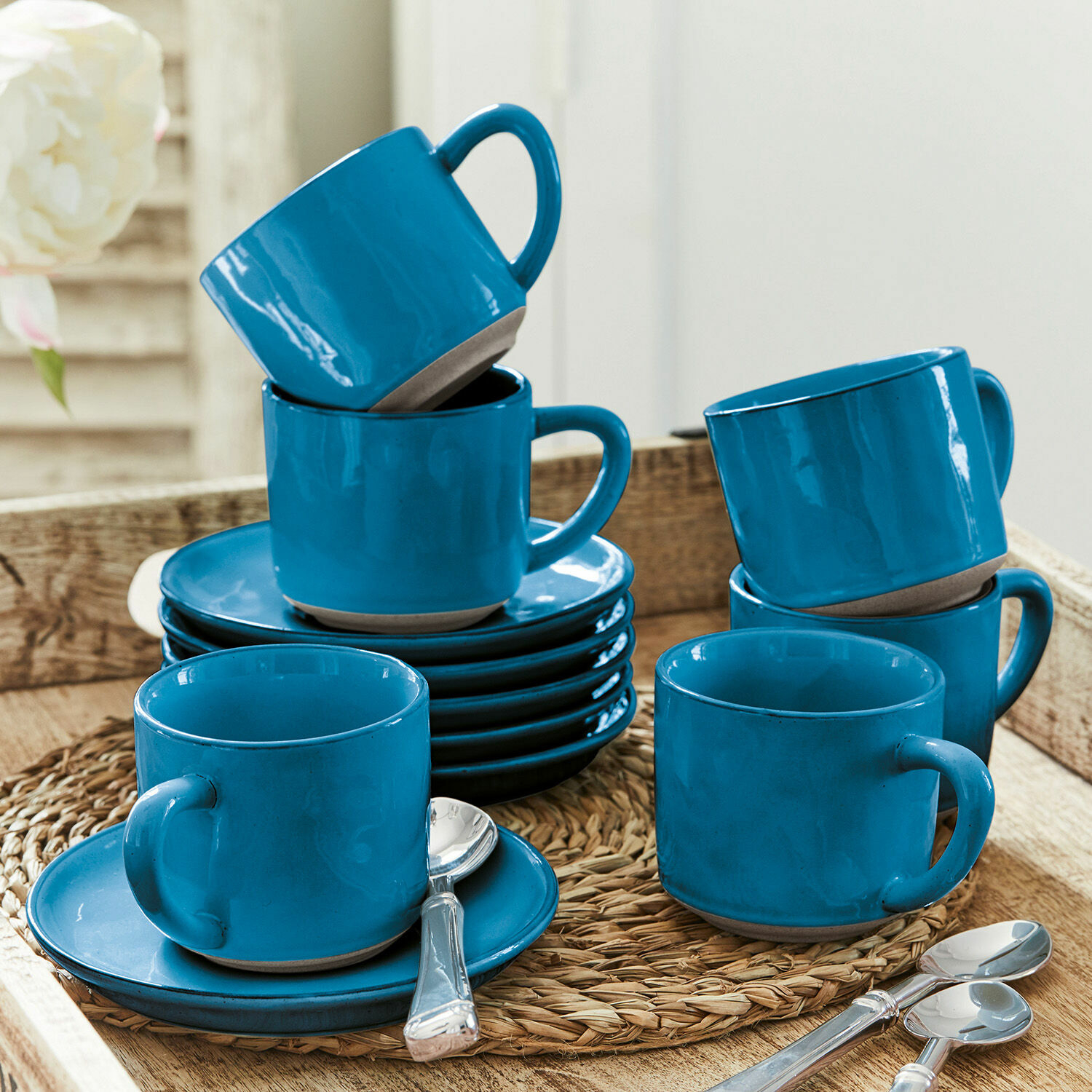 Set de 6 tazas y platillos Biarré, Superficie atractiva e irregular, Carácter auténtico y natural, Gres esmaltado con borde ornamental en azul