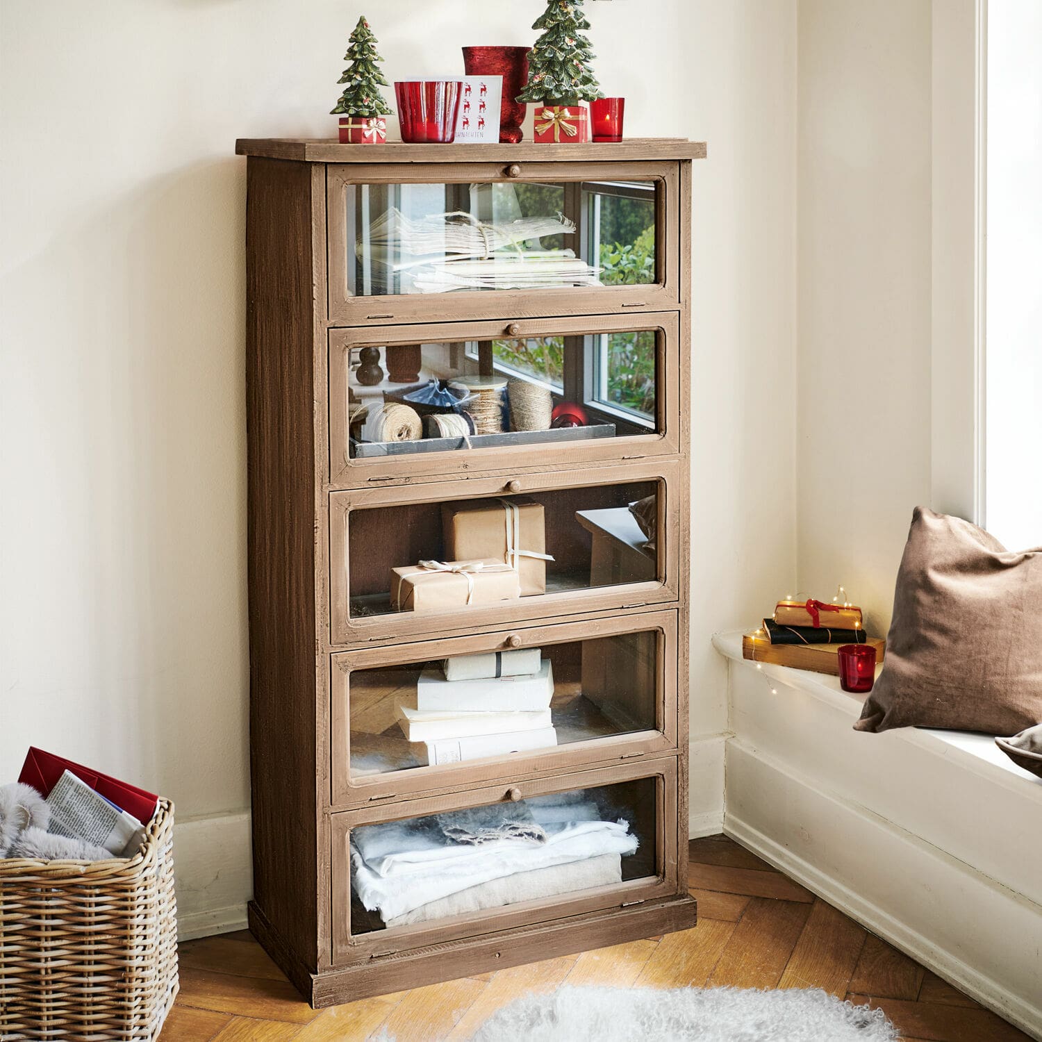 Cómoda Houghton Armario de madera marrón con cinco cajones acristalados, decoraciones navideñas y libros en su interior
