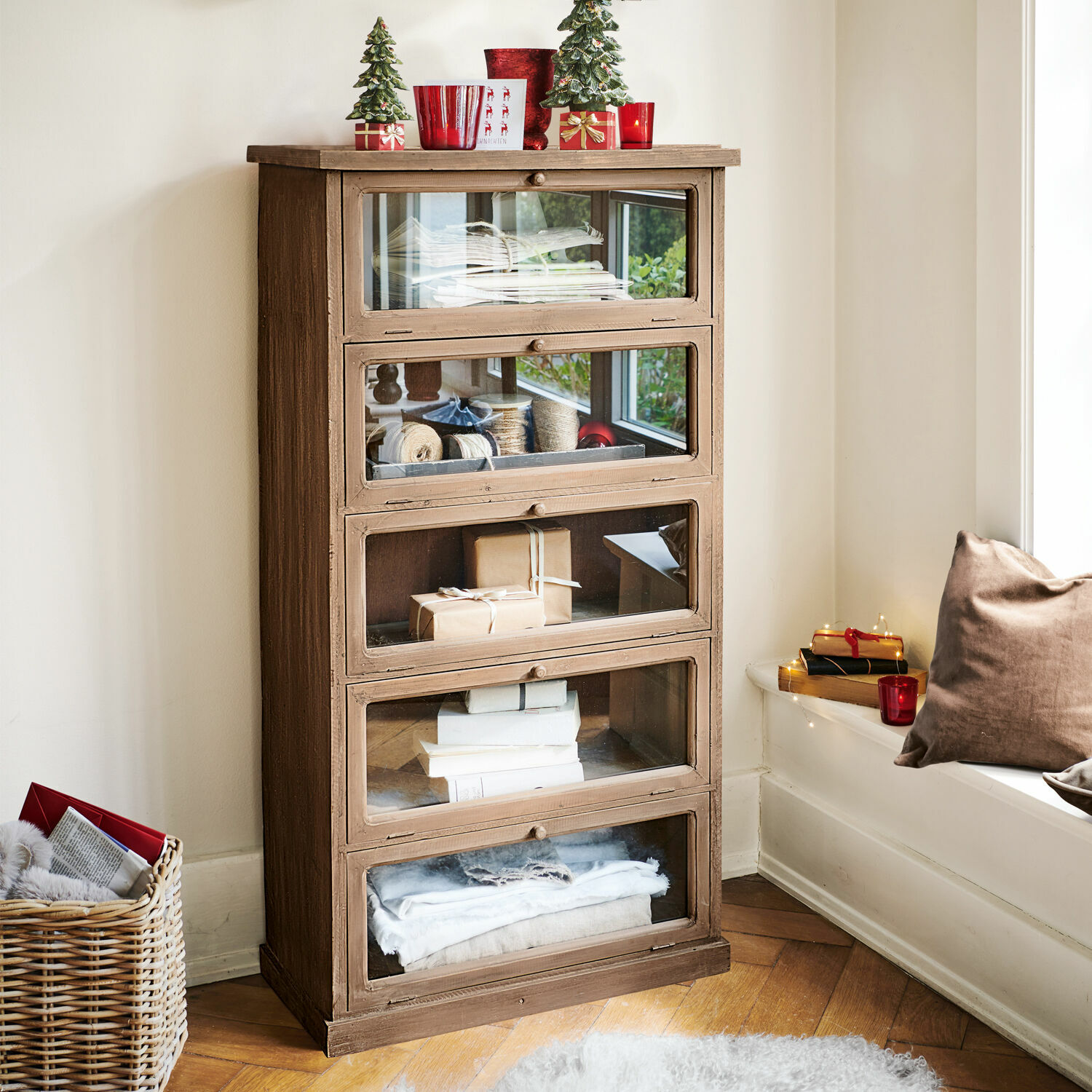 Cómoda Houghton Armario de madera marrón con cinco cajones acristalados, decoraciones navideñas y libros en su interior