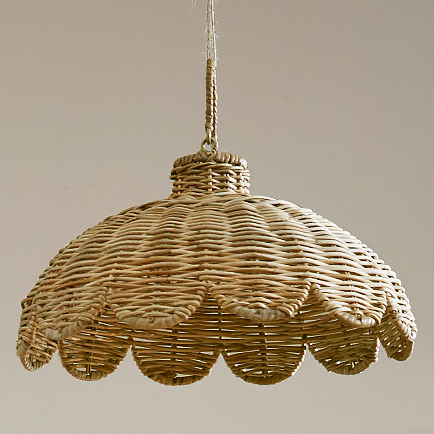 Pantalla Glyndon Lámpara colgante de ratán natural con borde ondulado, elemento decorativo para iluminación interior