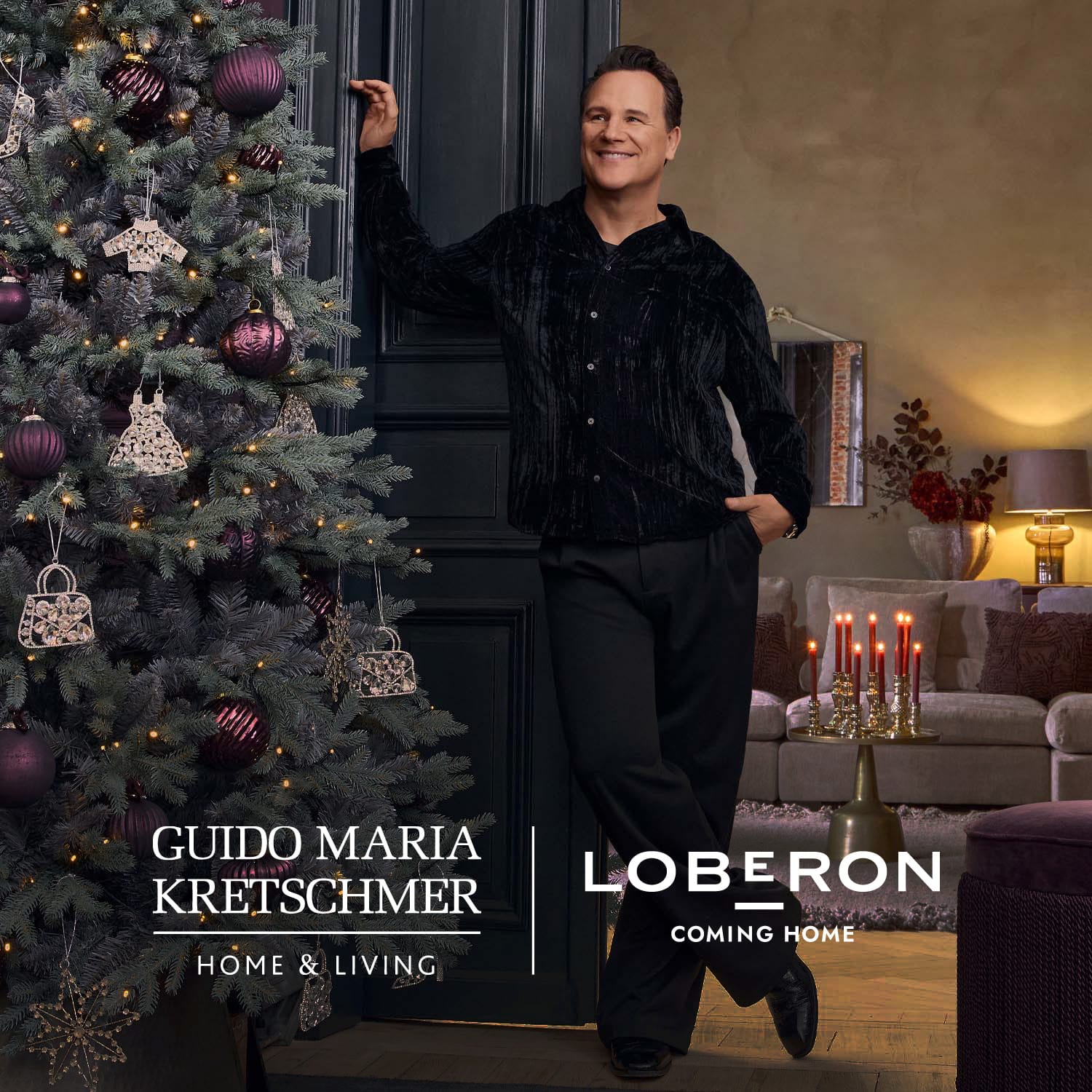 Hombre con camisa negra junto a un árbol de Navidad decorado con bolas moradas y adornos dorados