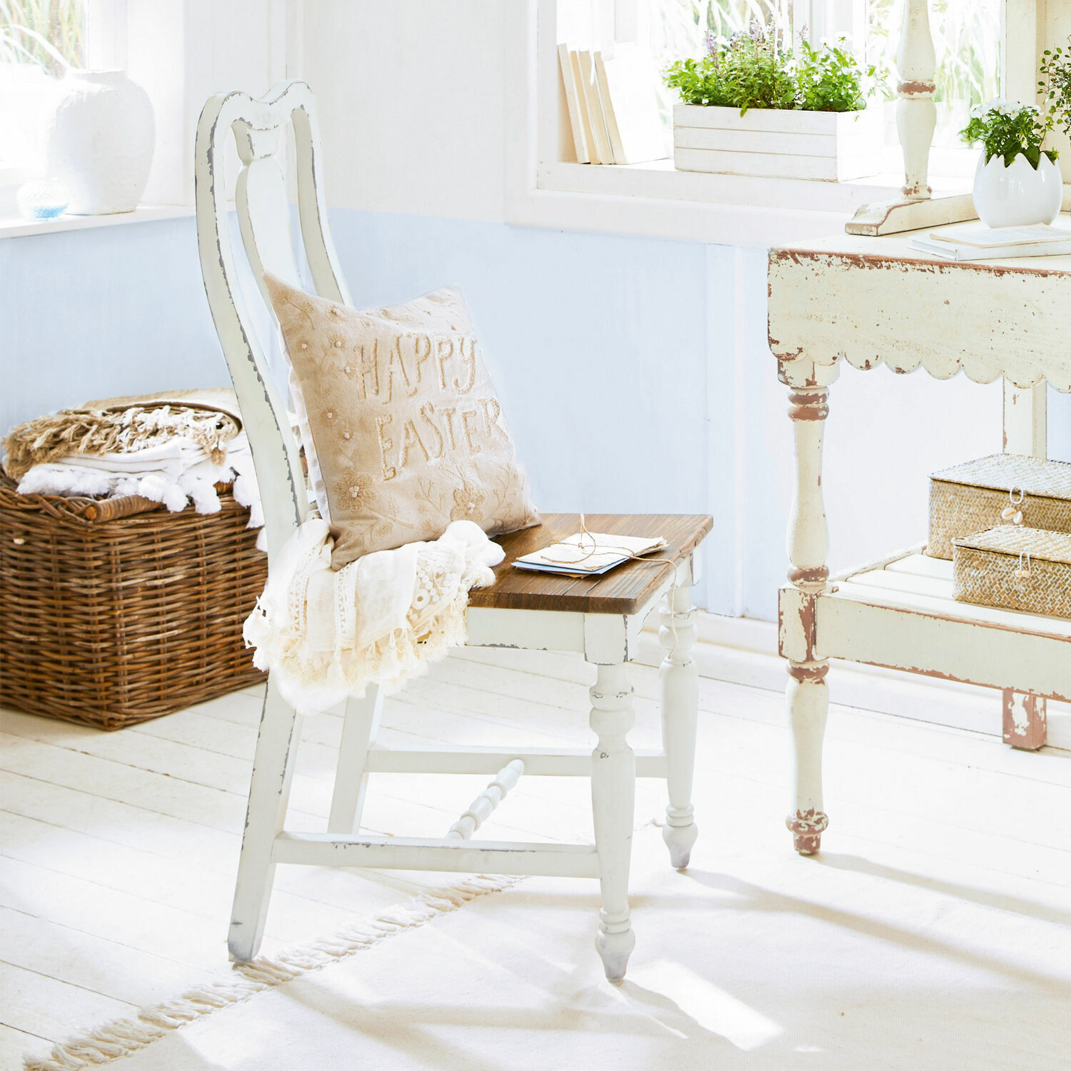 Silla Harry Silla de madera blanca con asiento marrón y cojín beige Happy Easter en interior luminoso