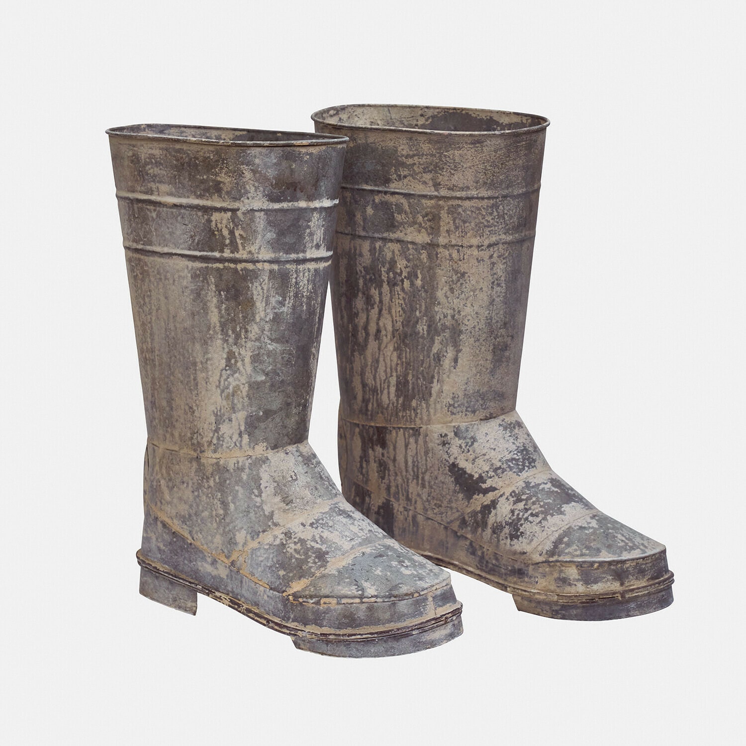 Par de botas decorativas de metal con estilo vintage y acabado envejecido en color gris