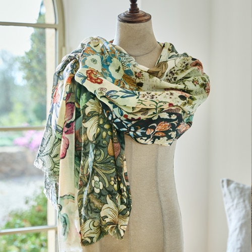 Pañuelo colorido con diseño floral en maniquí, tela ligera, accesorio de moda