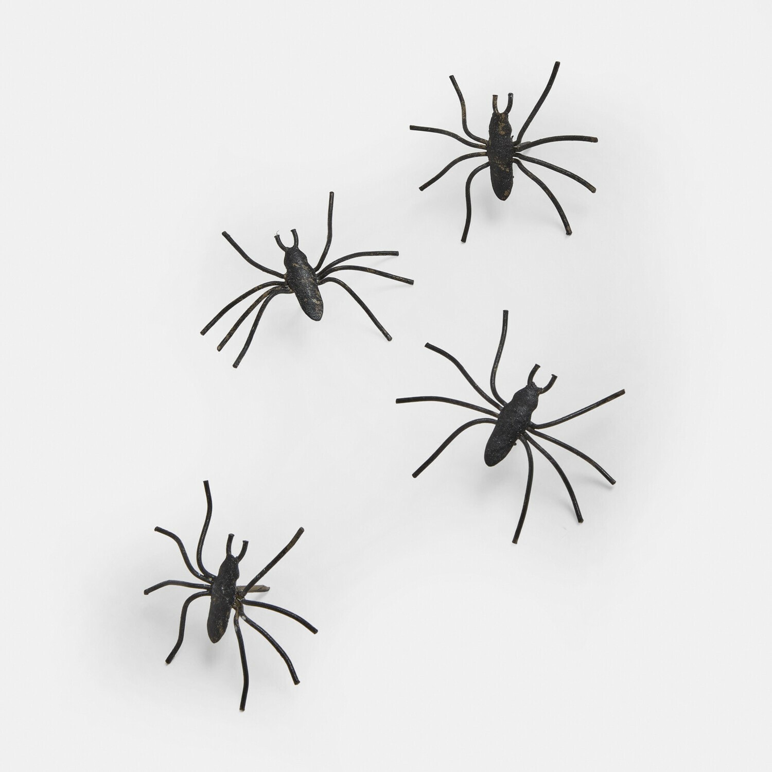Set de 4 pines decorativos Gwynetha Cuatro decoraciones de arañas de metal negro sobre fondo blanco, decoración de Halloween