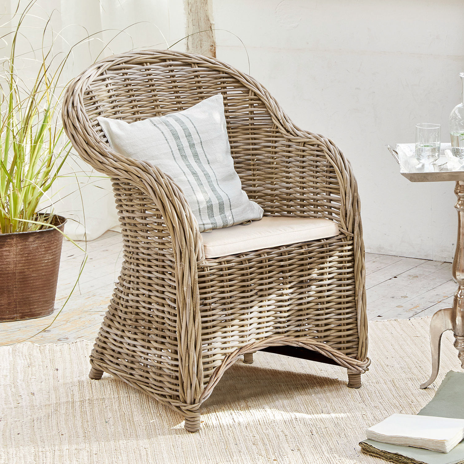 Sillón Margate Sillón de ratán color natural con cojín claro y cojín decorativo a rayas para sala