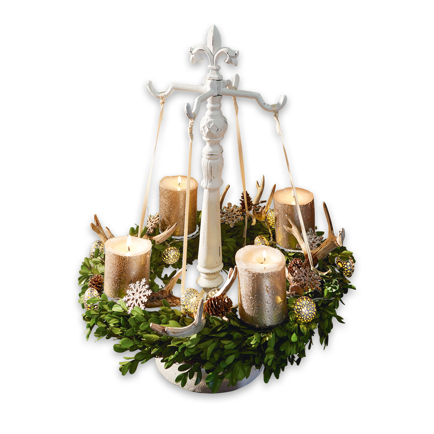 Soporte para coronas Antwan Corona de Adviento decorativa con hojas verdes, velas doradas y base metálica blanca