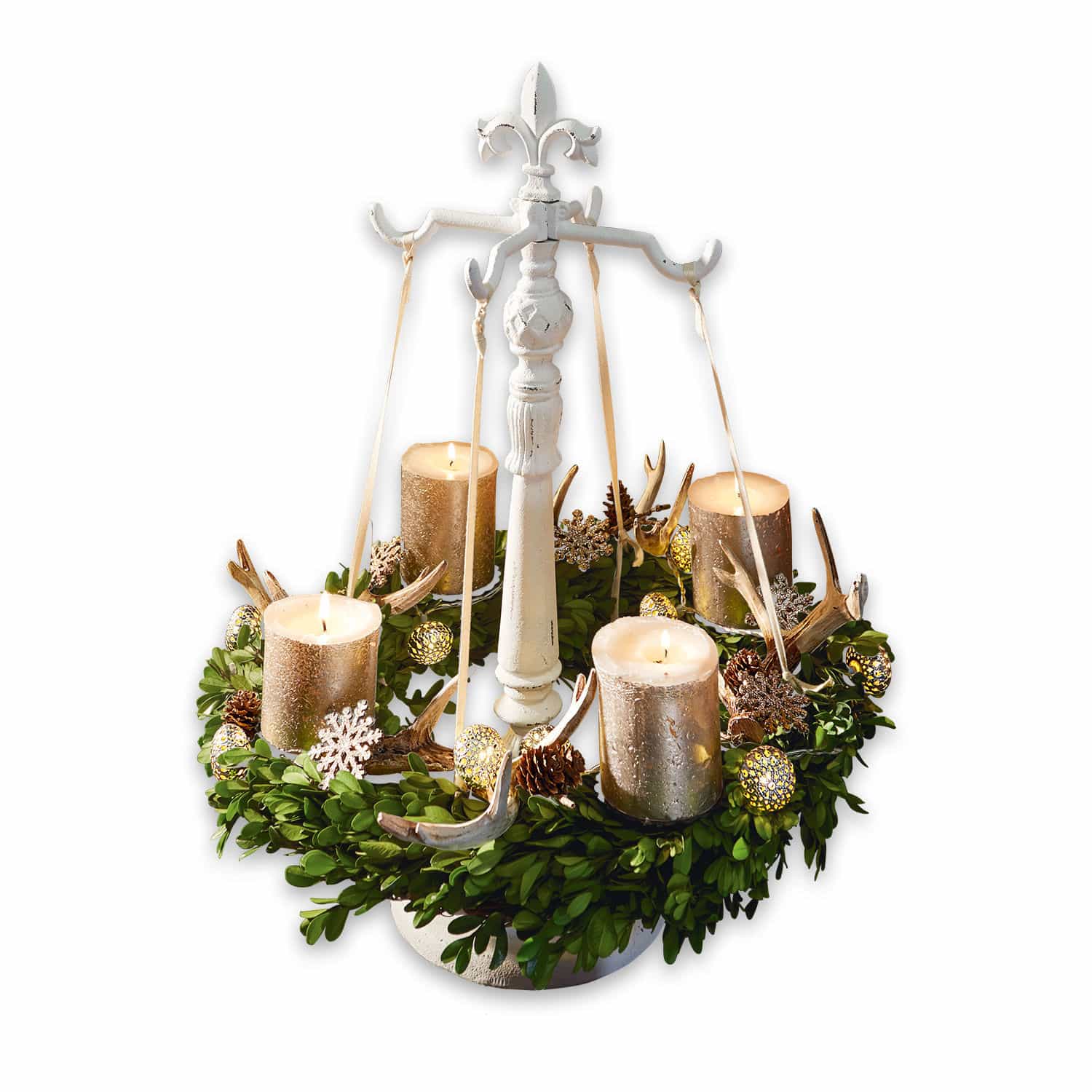 Soporte para coronas Antwan Corona de Adviento decorativa con hojas verdes, velas doradas y base metálica blanca