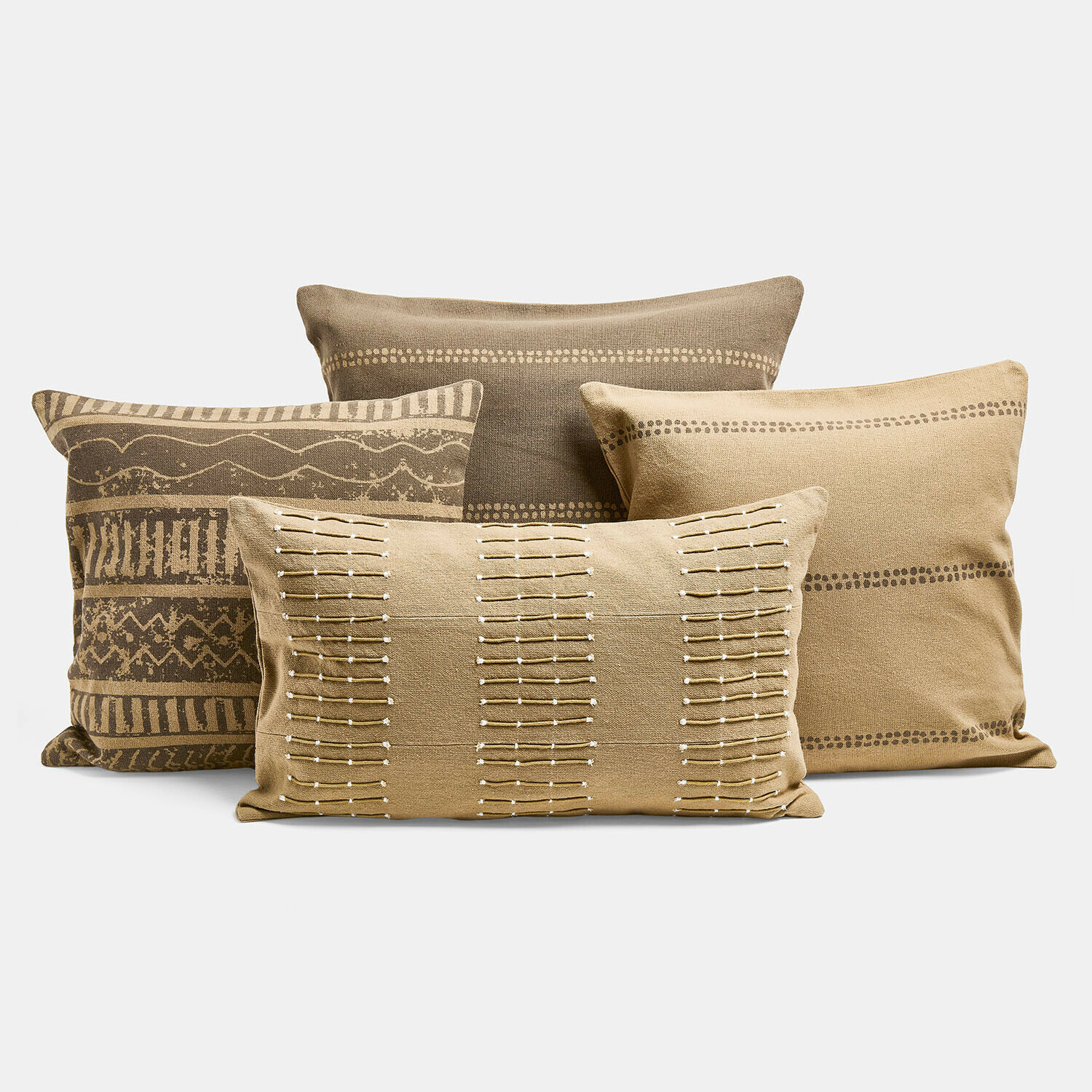 Set de 4 fundas de cojín Patti Conjunto de cuatro cojines decorativos de algodón en tonos beige y marrón con patrones geométricos