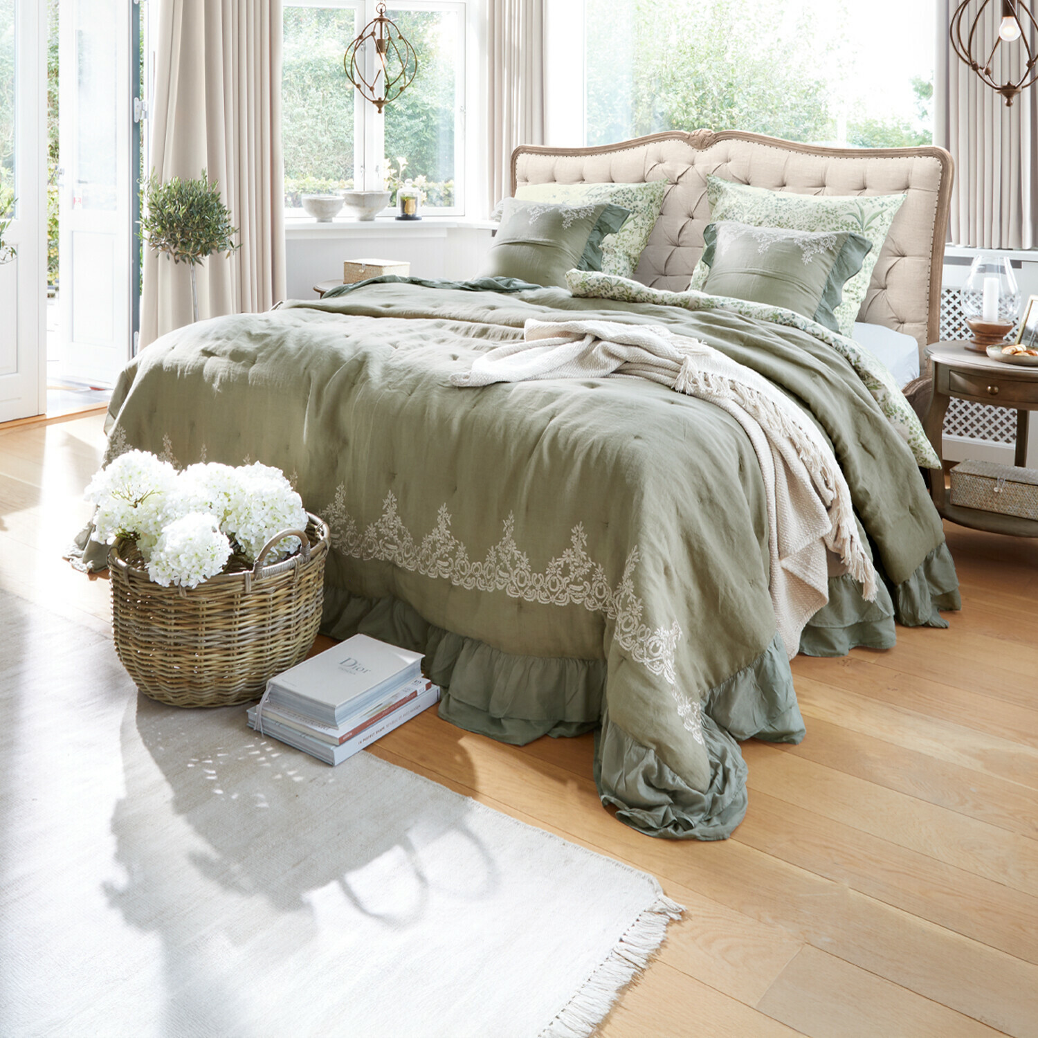 Colcha Therese Dormitorio con cama con cabecero beige acolchado y ropa de cama verde de lino con bordado