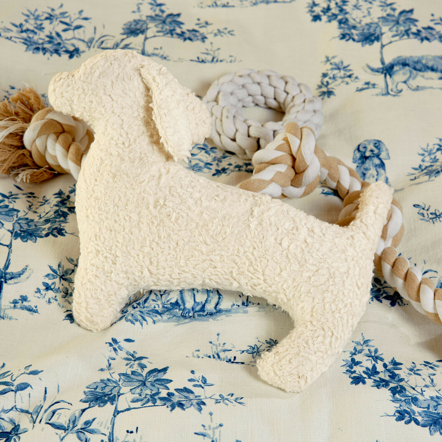 Juguete de peluche beige en forma de perro con cuerda de algodón trenzada para morder