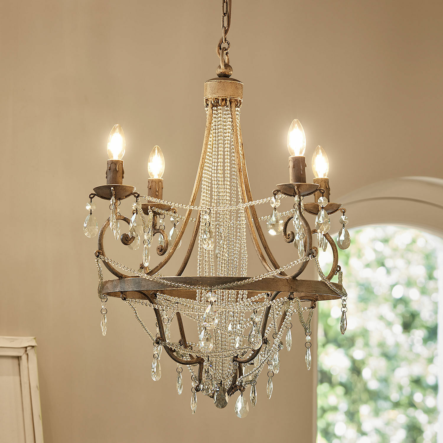 Lámpara de araña Caristano Lámpara de araña de metal beige con cadenas de cristal y bombillas decorativas para interiores