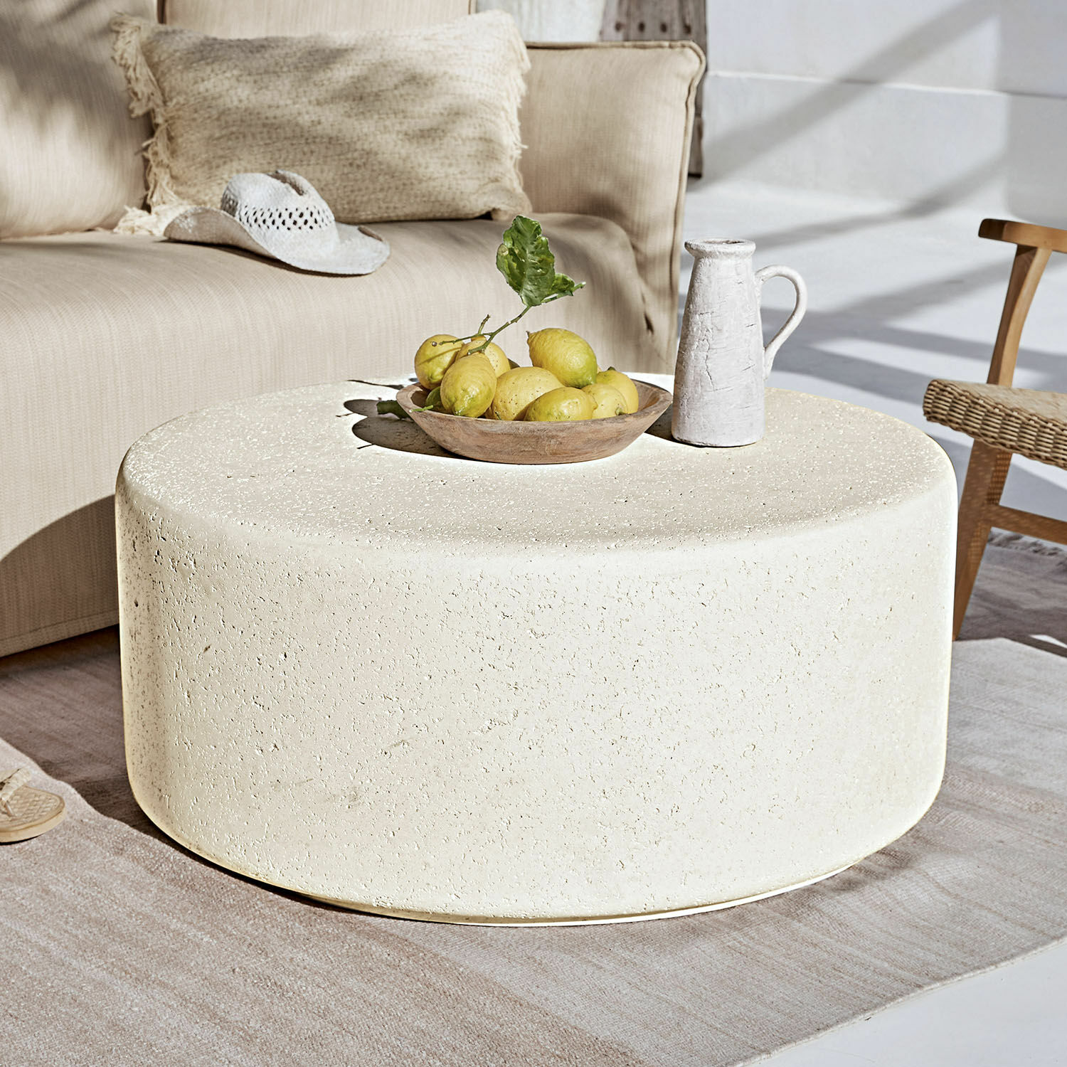 Mesa de centro Jimbour Mesa de centro redonda de piedra clara con textura, mueble moderno para salón