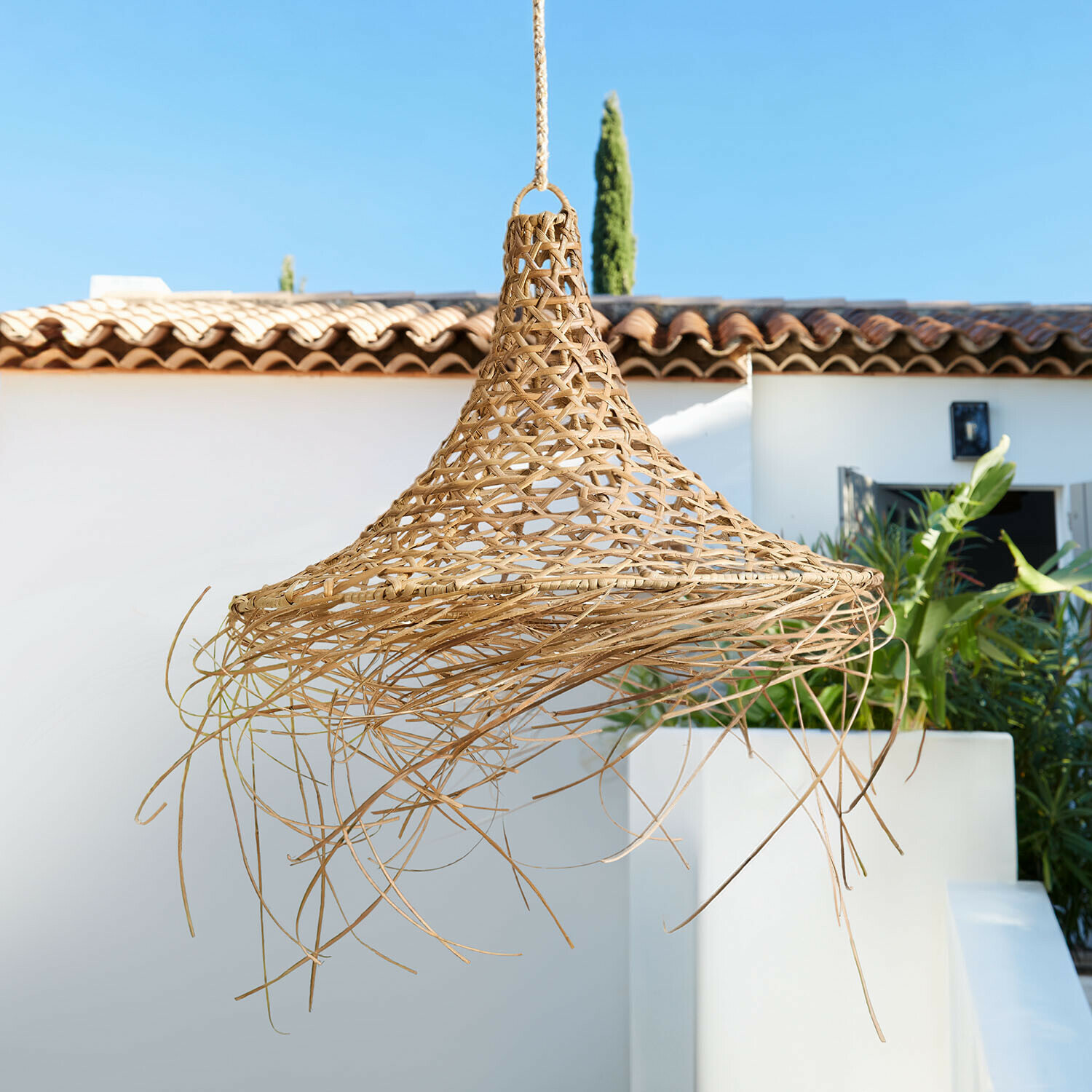Pantalla Calvado Lámpara colgante de ratán trenzado en color natural, ideal para decoración interior y exterior