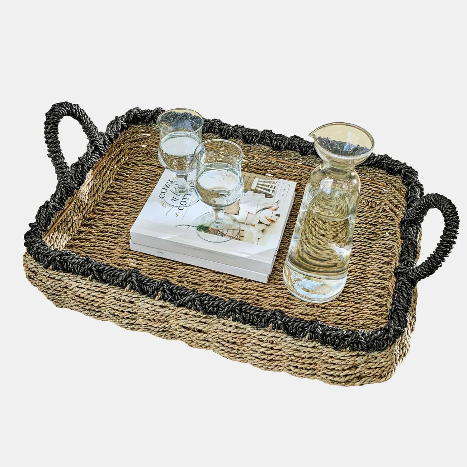 Bandeja Tarevo Bandeja rectangular de material trenzado natural con borde negro, jarra y dos vasos de agua