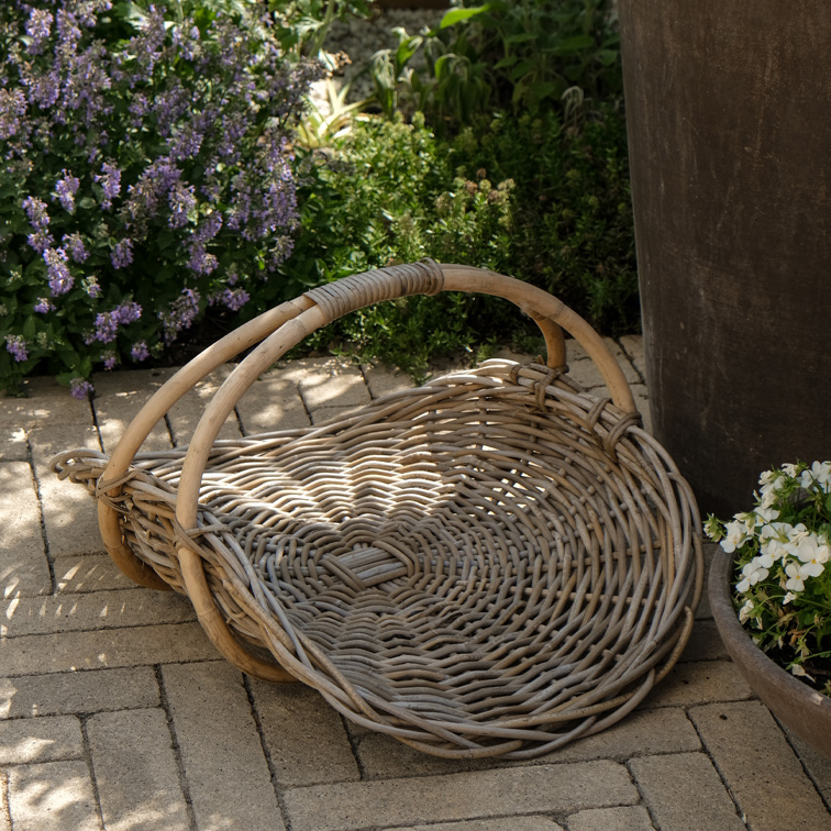 Cesta de mimbre natural con asa, ideal para jardín o picnic