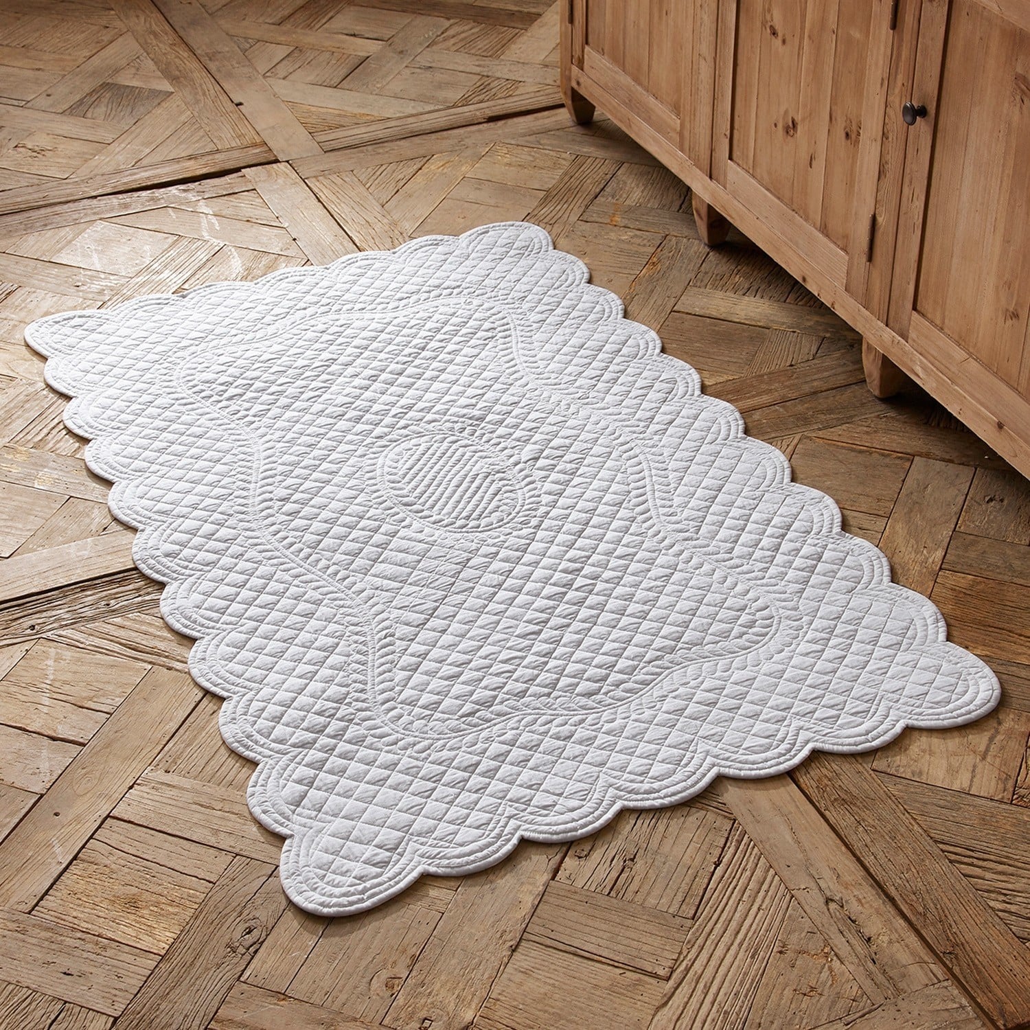 Alfombrilla de baño Meggie Alfombra acolchada blanca de algodón con diseño decorativo, ideal para decorar suelos interiores.