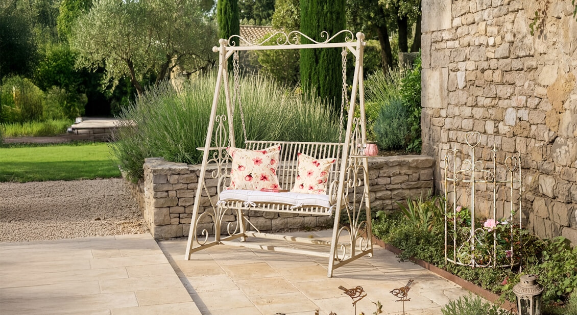 Romanticismo en rojo y blanco sobre el columpio