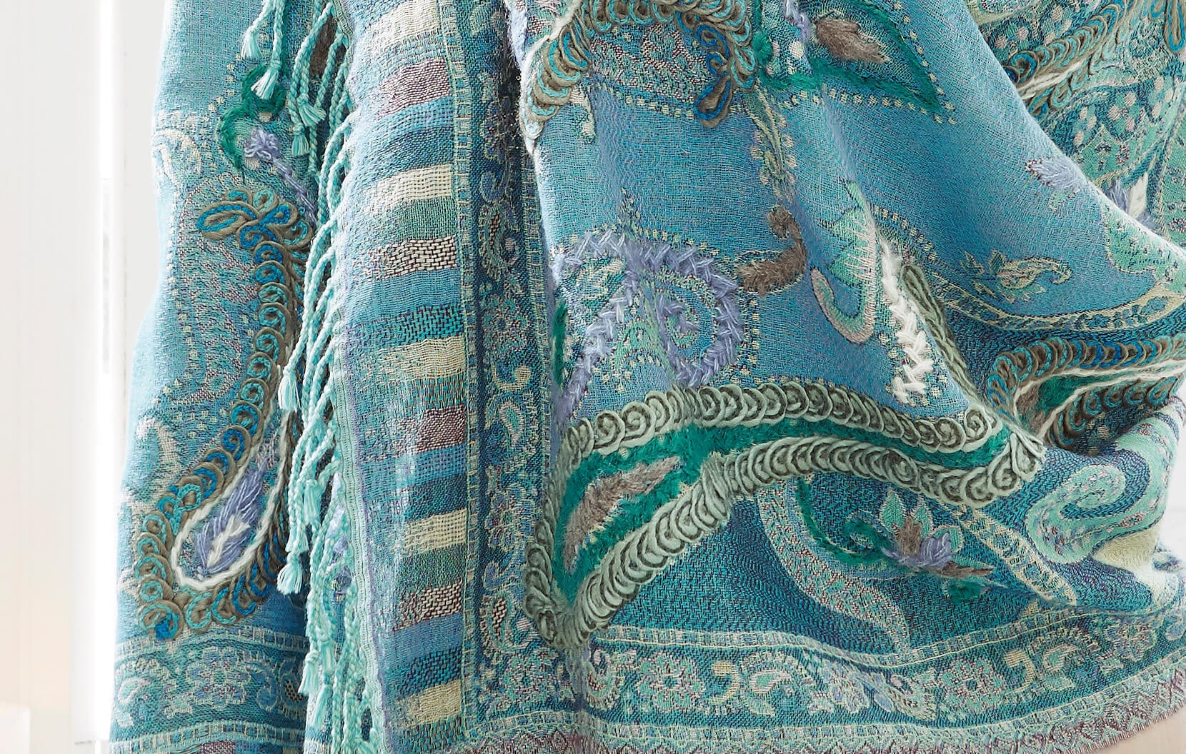Manta oriental turquesa con flecos y diseño, material suave, accesorio textil decorativo para interiores