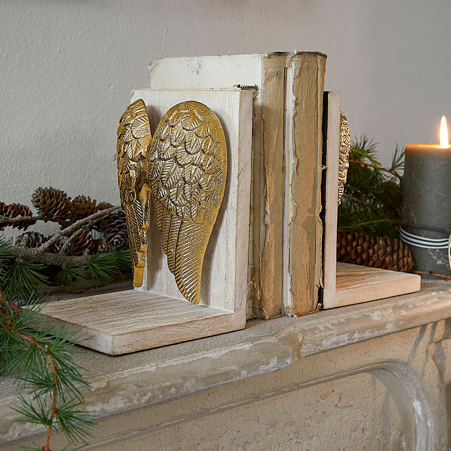 Set de 2 sujetalibros Lunelles Sujetalibros de madera con alas de ángel doradas, decoración de chimenea con piñas y vela encendida