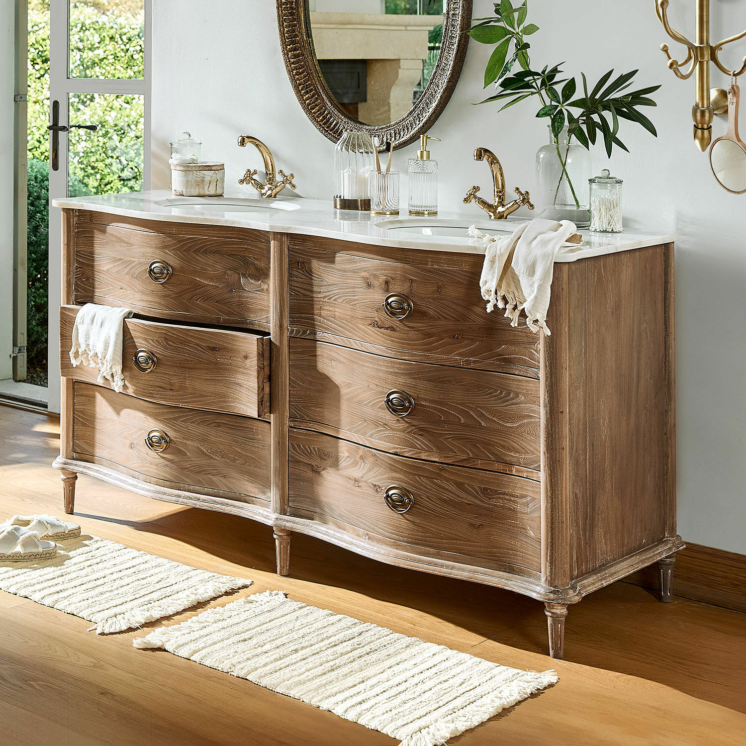Mueble de lavabo doble Joravelle Mueble de baño de madera con encimera de mármol y grifos dorados, diseño elegante y funcional