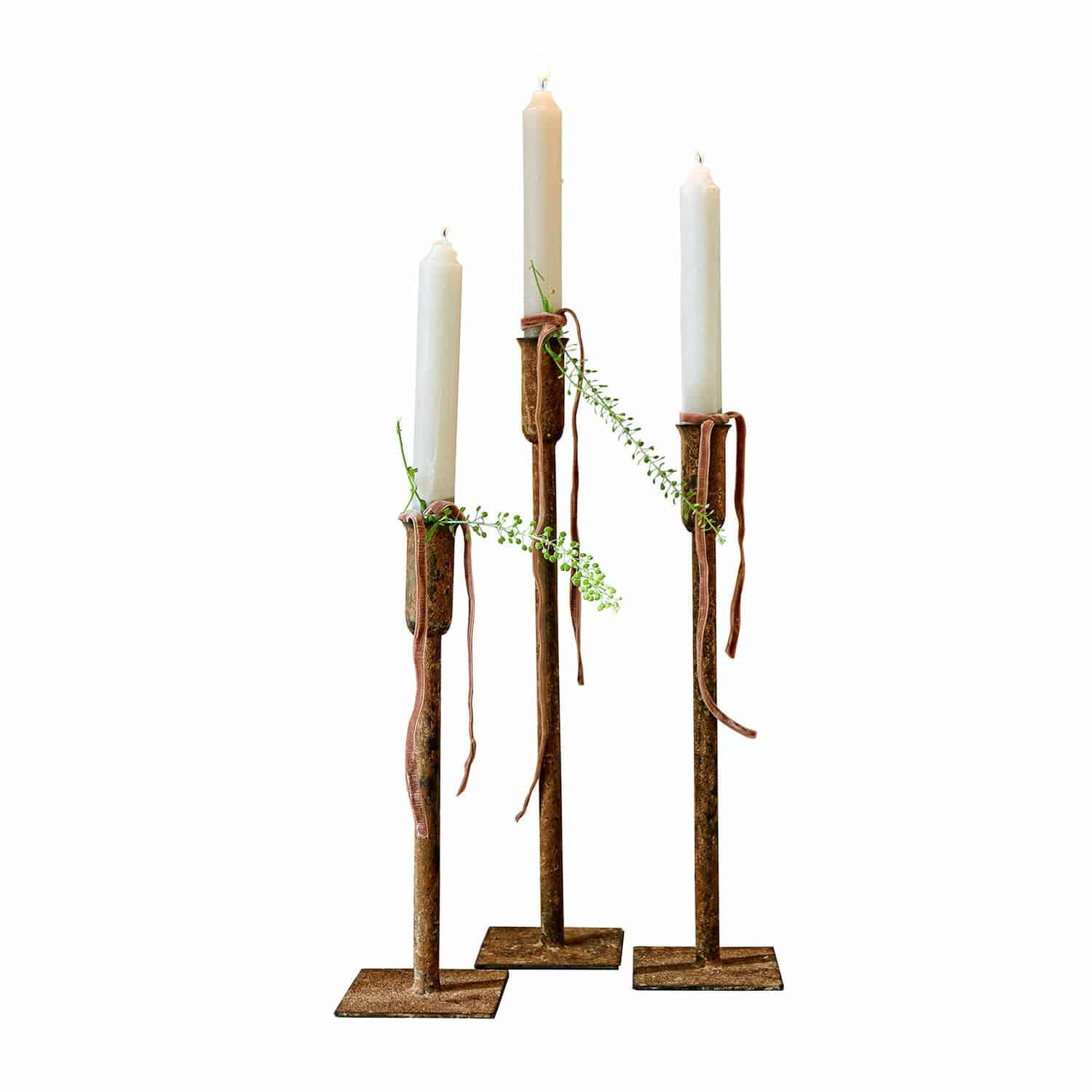 Set de 3 candeleros Viverto Conjunto de tres candelabros de metal oxidado con velas blancas y ramas verdes decorativas