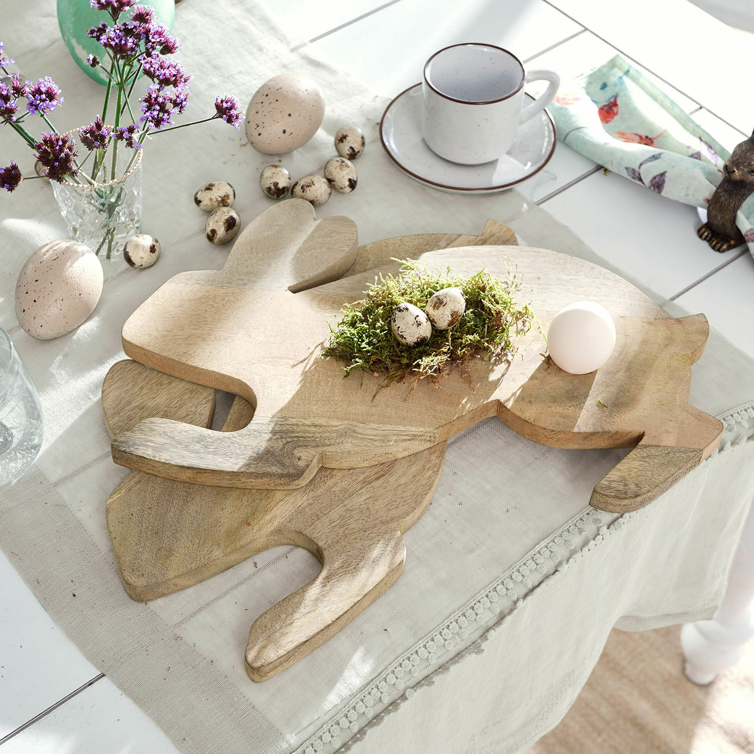 Set de 2 tablas de desayuno Doraline Tabla de cortar de madera con forma de conejo sobre mantel claro con huevos decorativos y taza